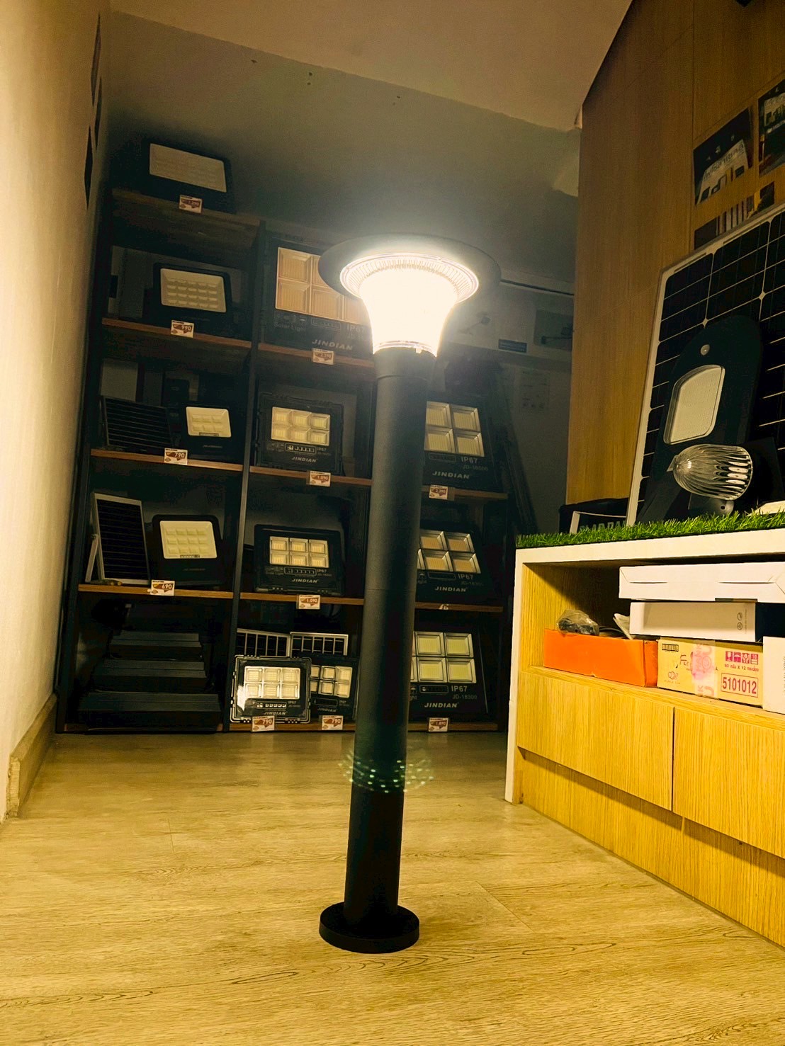 โคมไฟตั้งพื้นโซล่าเซลล์ รุ่น TC-3630C (เปิดได้ 2 แสง)