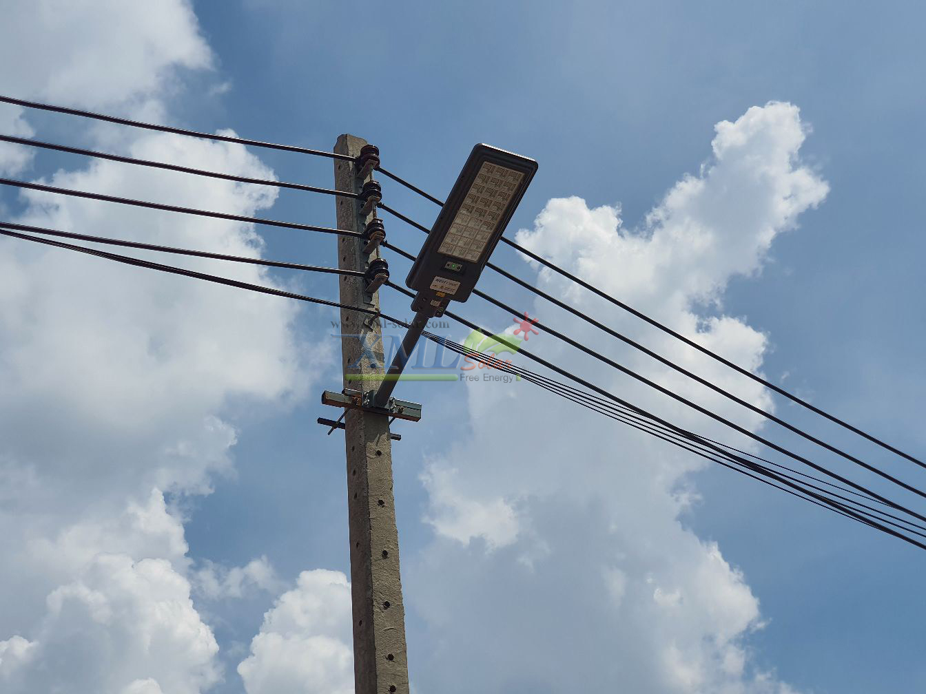 โคมไฟถนนโซล่าเซลล์ XML-Solar 300W (แสง : ขาว)(สว่างค้าง)