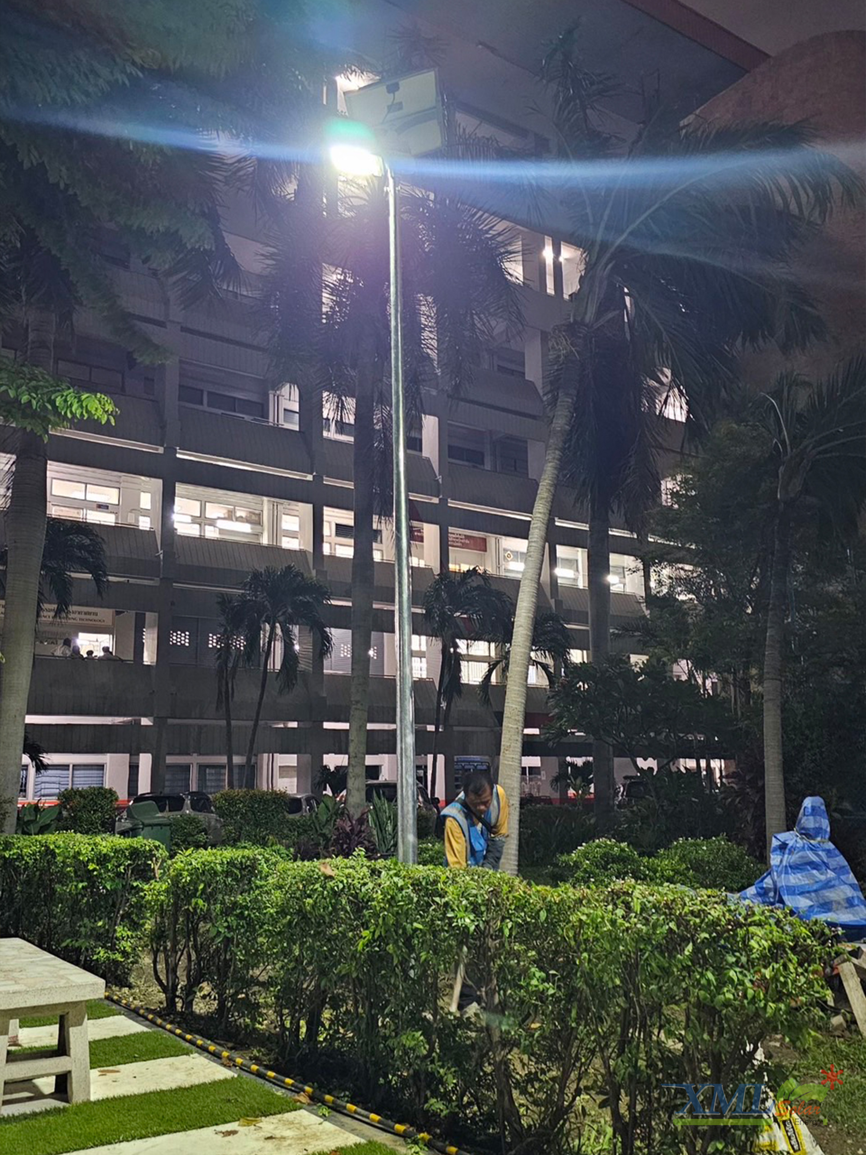 โคมไฟถนนโซล่าเซลล์อัจฉริยะ (รุ่น 6,300Lumens + แผง 80 W) (แสง : ขาว)