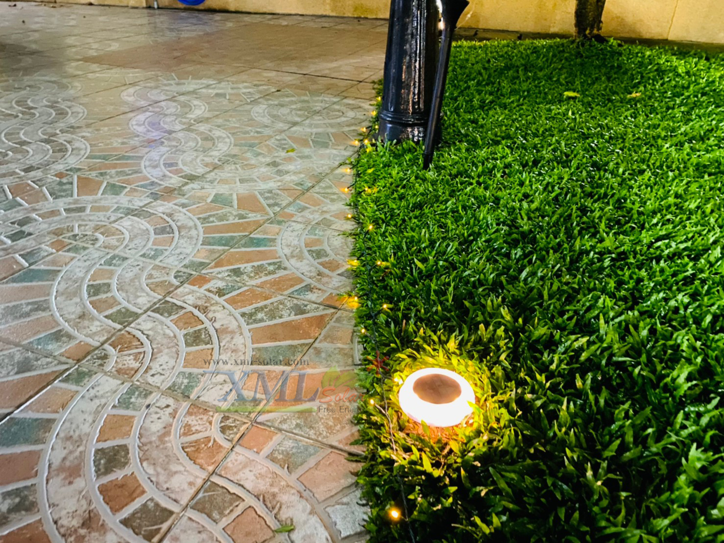 โคมไฟฝังพื้นโซล่าเซลล์ 8 LED ทรงกลม (เเสง : เหลืองวอมไวท์) 1 แถม 1