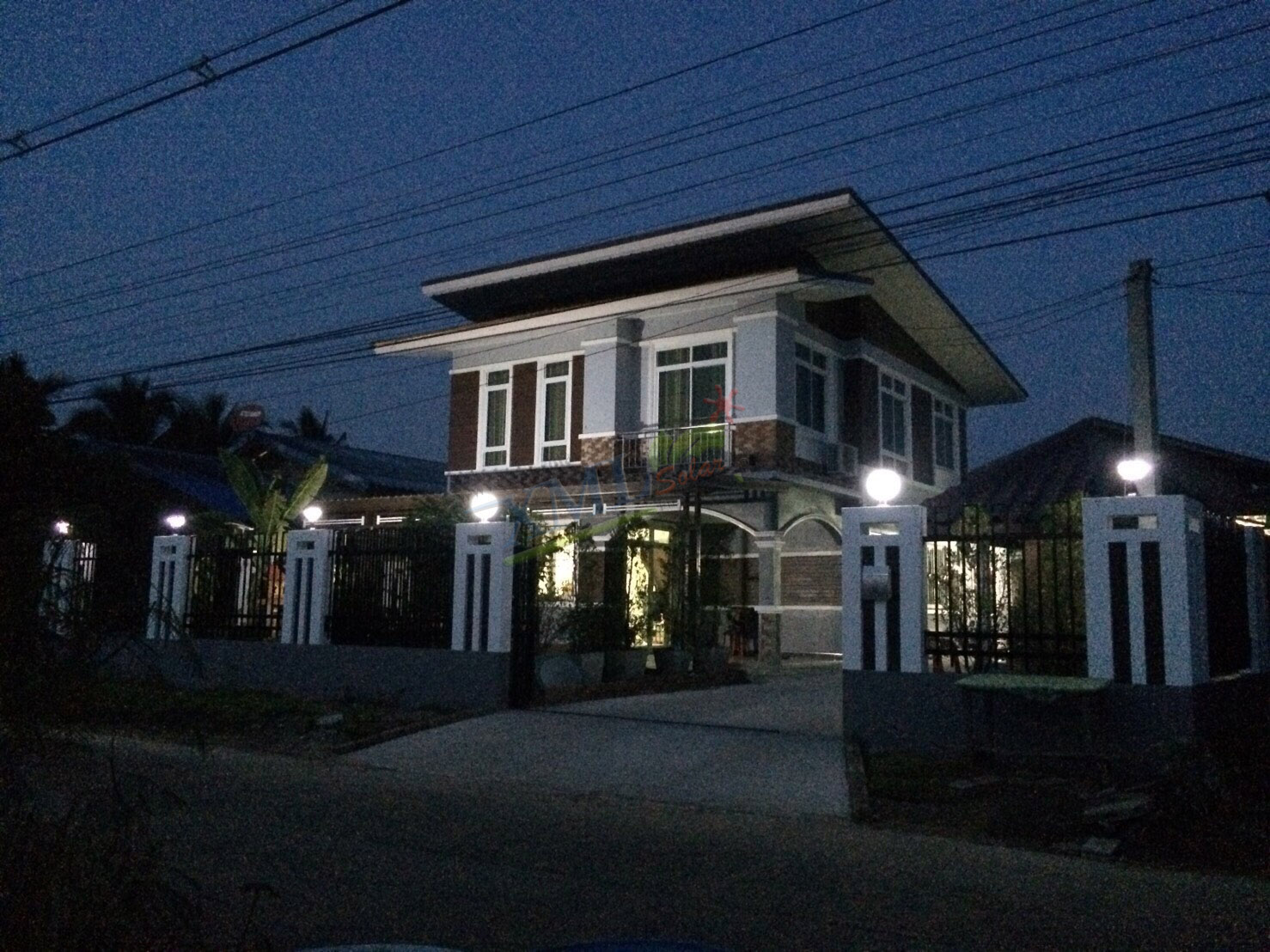 โคมไฟหัวเสาโซล่าเซลล์ ทรงกลมฐานสเเตนเลส (25 ซม.) + Remote (เปิดได้ 3 แสง)+AC