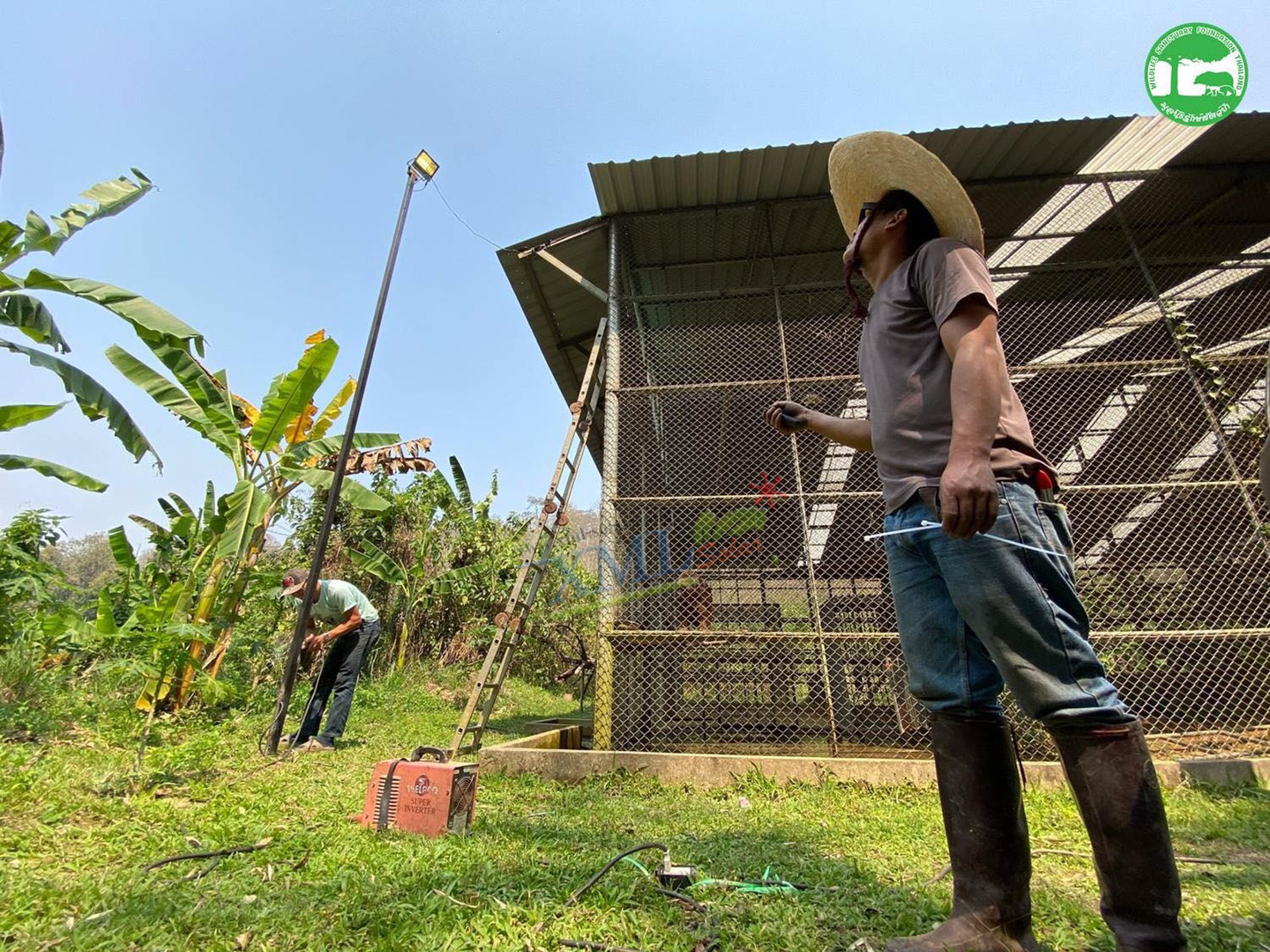 ไฟสปอตไลท์โซล่าเซลล์ 50 Watt กล่องสีน้ำตาล (เปิดได้ 3 แสง)