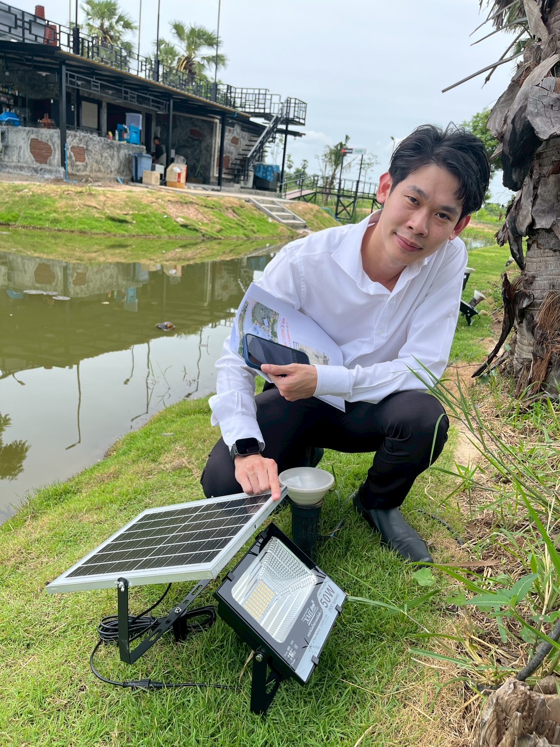 ไฟสปอตไลท์โซล่าเซลล์ 50 Watt กล่องสีน้ำตาล (เปิดได้ 3 แสง)