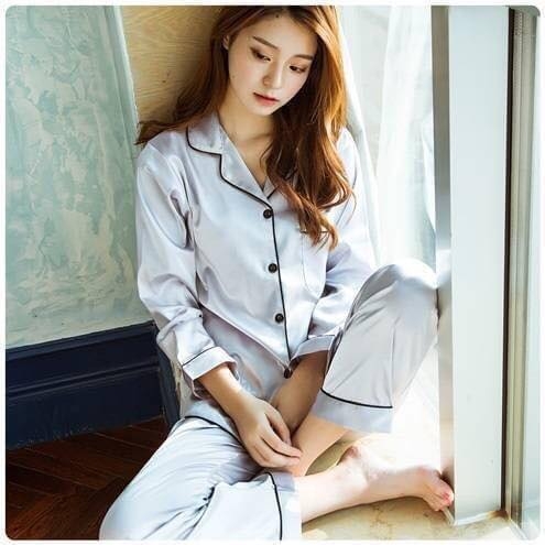 ชุดนอนผ้าซาตินแขนยาว กางเกงขายาว เนื้อผ้าดีทิ้งตัวสวย หลับสบายตลอดคืน ราคาโปรโมชั่น ชุดละ 390 บาท