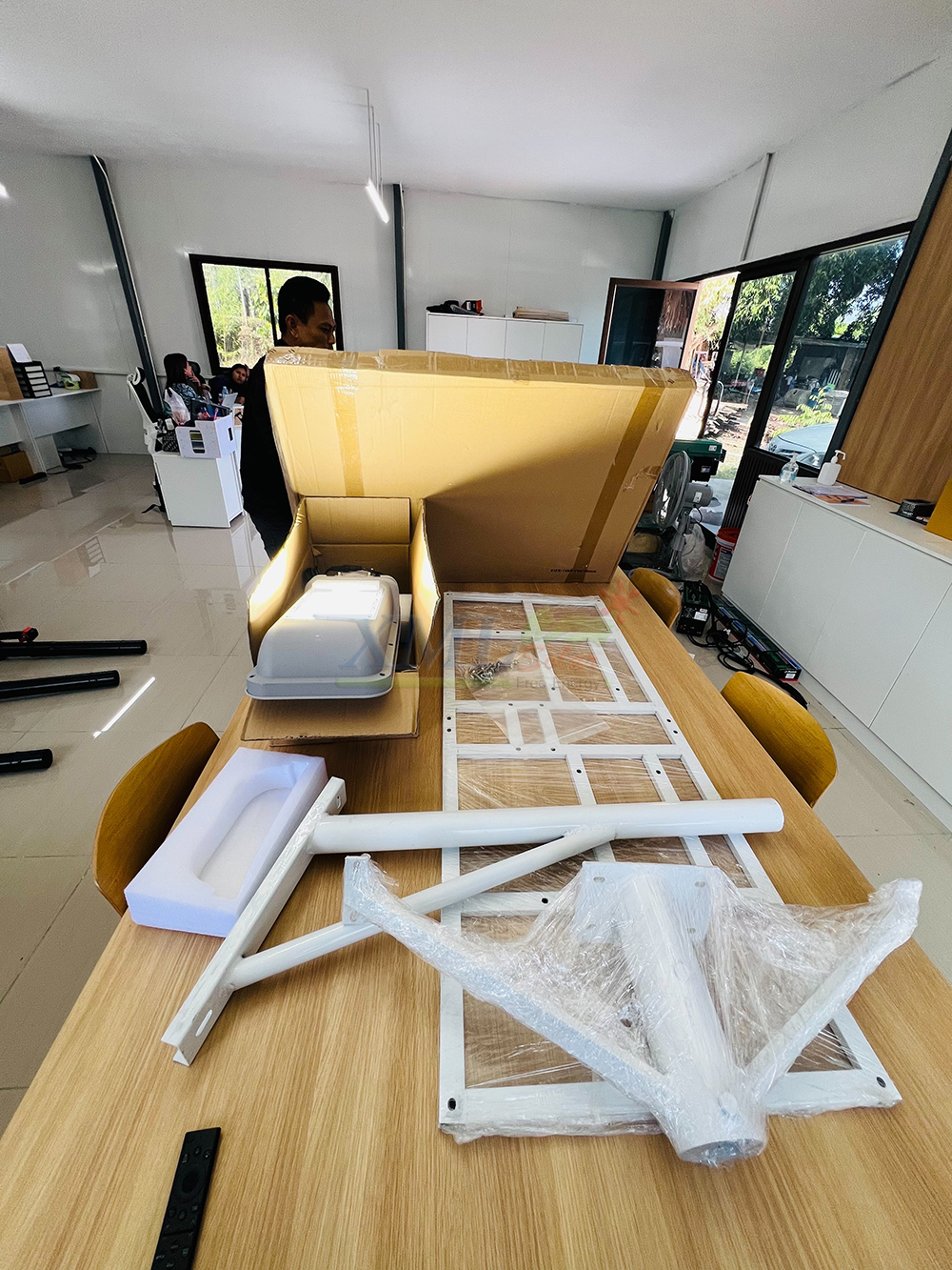 โคมไฟถนนโซล่าเซลล์ Series Y แผงเเยกโคมได้ (12800 Lumens + แผง 200 W) (แสง : ขาว)