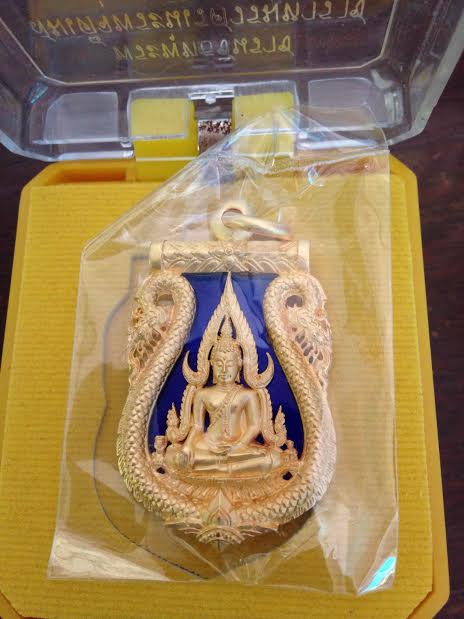 เหรียญพระพุทธชินราช เหรียญหล่อฉลุ พระพุทธชินราช ลายสีน้ำเงิน ขอบทอง รุ่นจักรพรรค รหัส0163