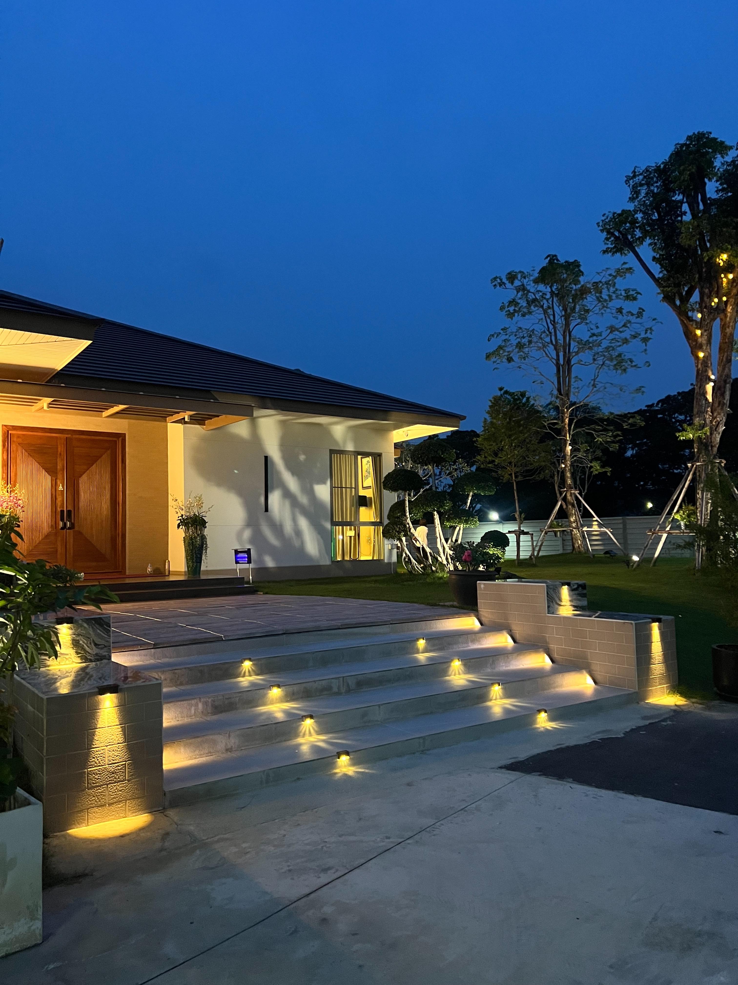 ไฟโซล่าเซลล์ติดบันได 1 LED (สีดำ) (แสง : เหลืองวอมไวท์) (ซื้อ 1 เเถม 7)