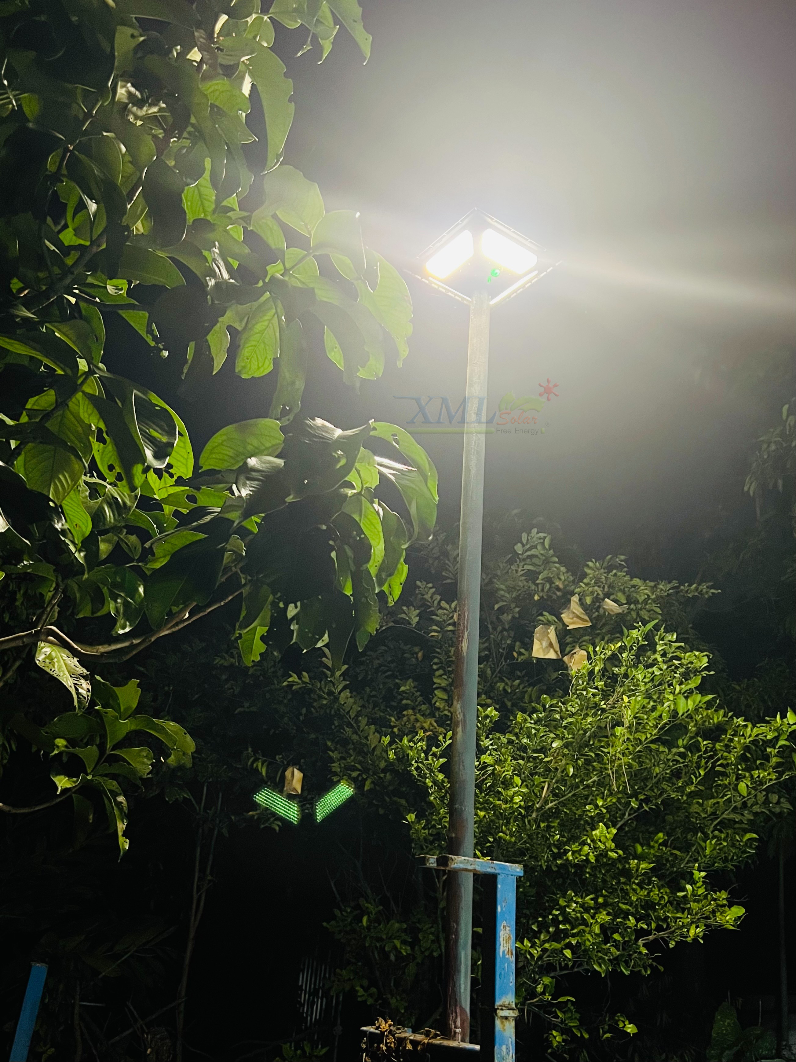 โคมไฟถนนโซล่าเซลล์ (UFO) ทรงสี่เหลี่ยม 200W รุ่น MD-SLT28-200W (เปิดได้ 3 แสง)