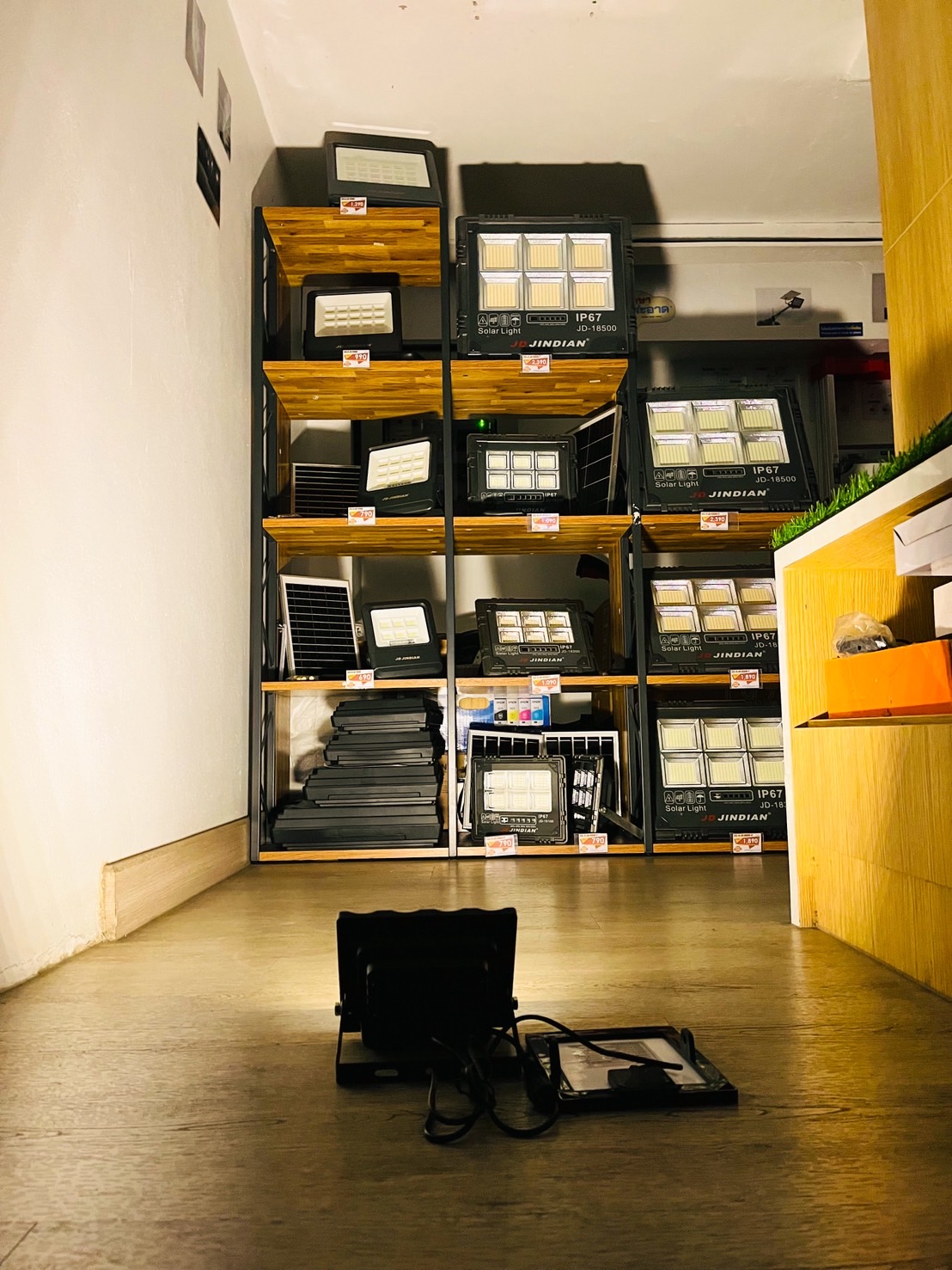 ไฟสปอตไลท์โซล่าเซลล์ 20 W รุ่น MD-PT08 (เเสง : เหลืองวอมไวท์)