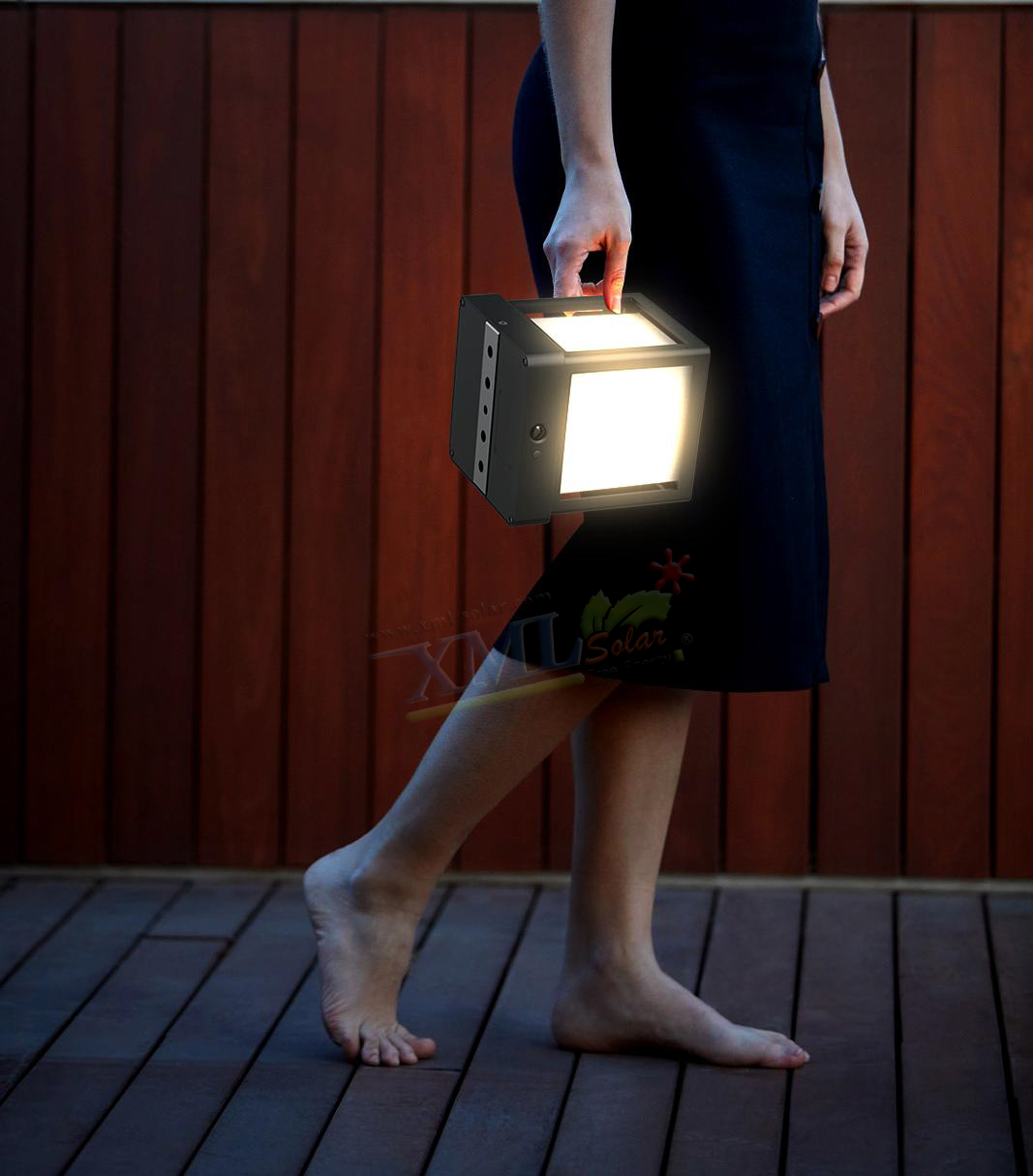 ไฟตั้งพื้นโซล่าเซลล์ ทรงลูกบาศก์ 1000 Lumen + Motion sensor (เเสง : เหลืองวอมไวท์)
