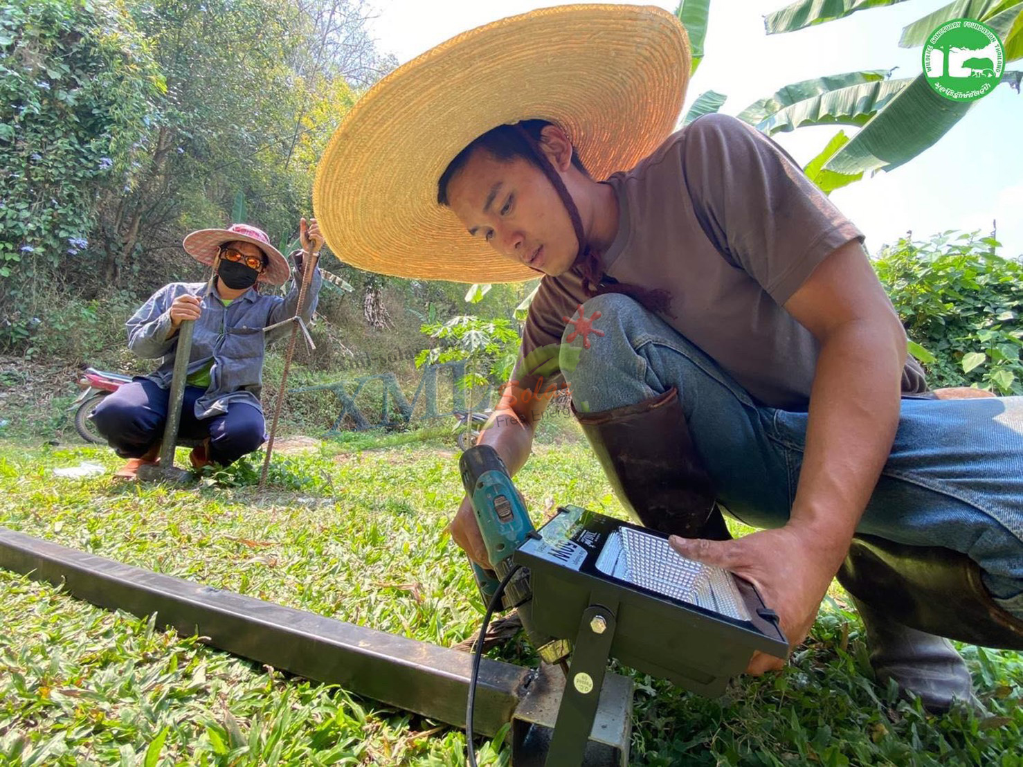 ไฟสปอตไลท์โซล่าเซลล์ 50 Watt กล่องสีน้ำตาล (เปิดได้ 3 แสง)