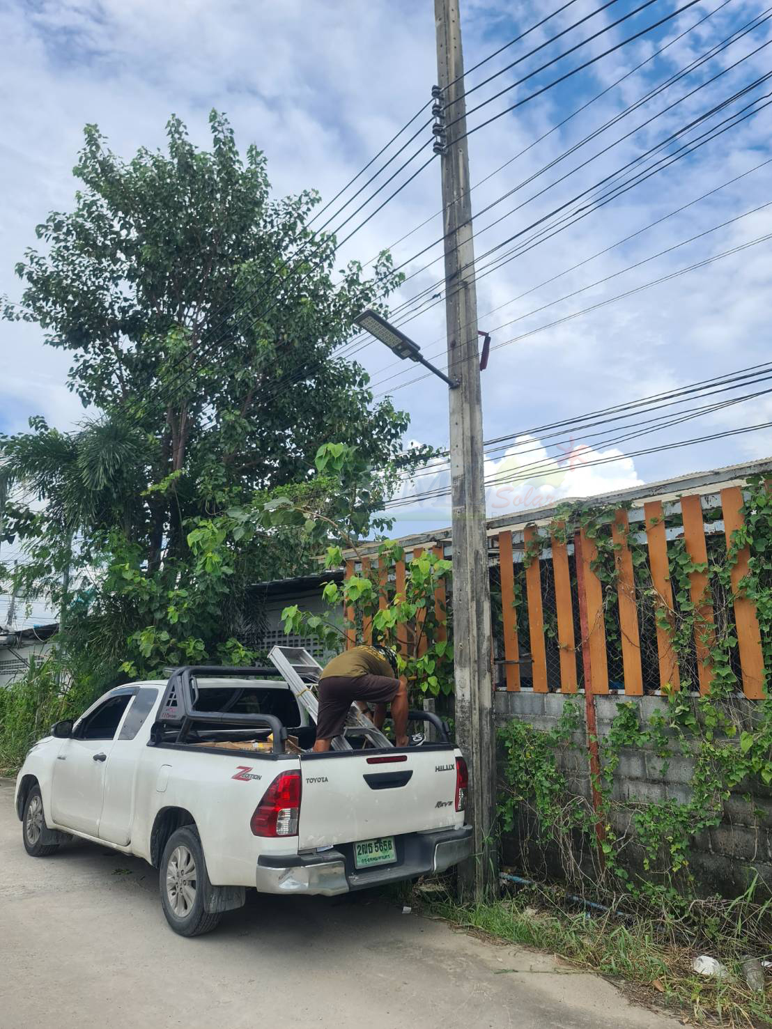 โคมไฟถนนโซล่าเซลล์ XML-Solar 300W (แสง : ขาว)(สว่างค้าง)