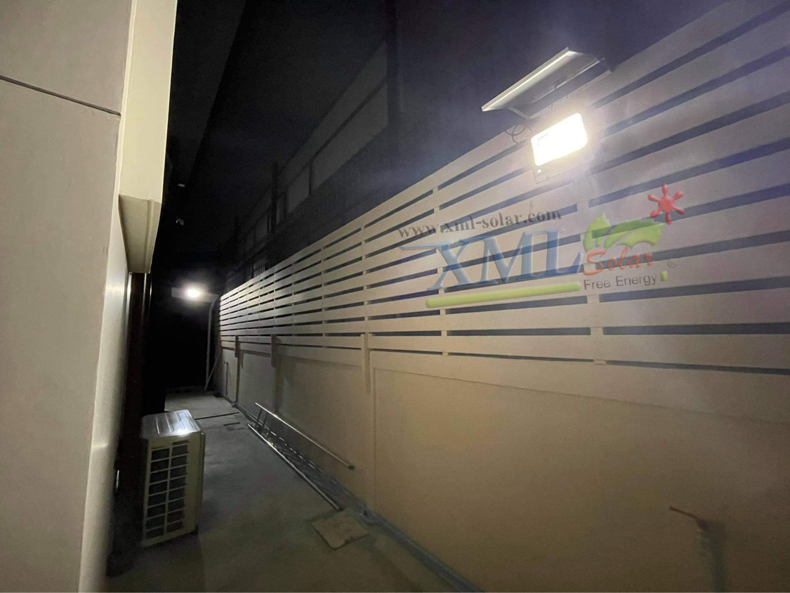 ไฟสปอตไลท์โซล่าเซลล์ 100 Watt กล่องสีน้ำตาล (เปิดได้ 3 แสง)