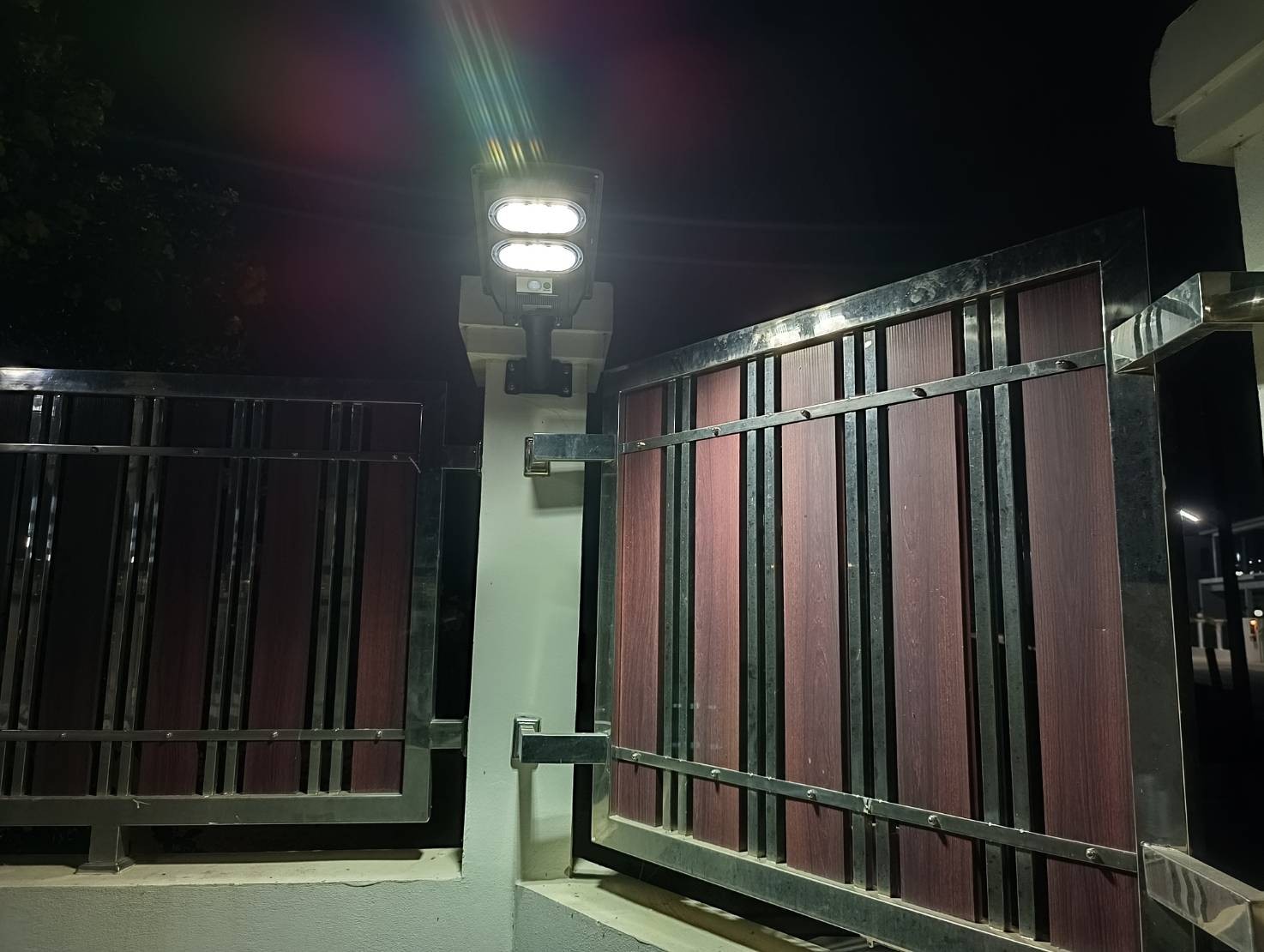 โคมไฟถนนโซล่าเซลล์ รุ่น MD-SLT40 (60W/120W/180W/240W)(แสง : ขาว) แถมฟรี!! ไฟปักสนามโซล่าเซลล์ รุ่น XML-G-SSL-001