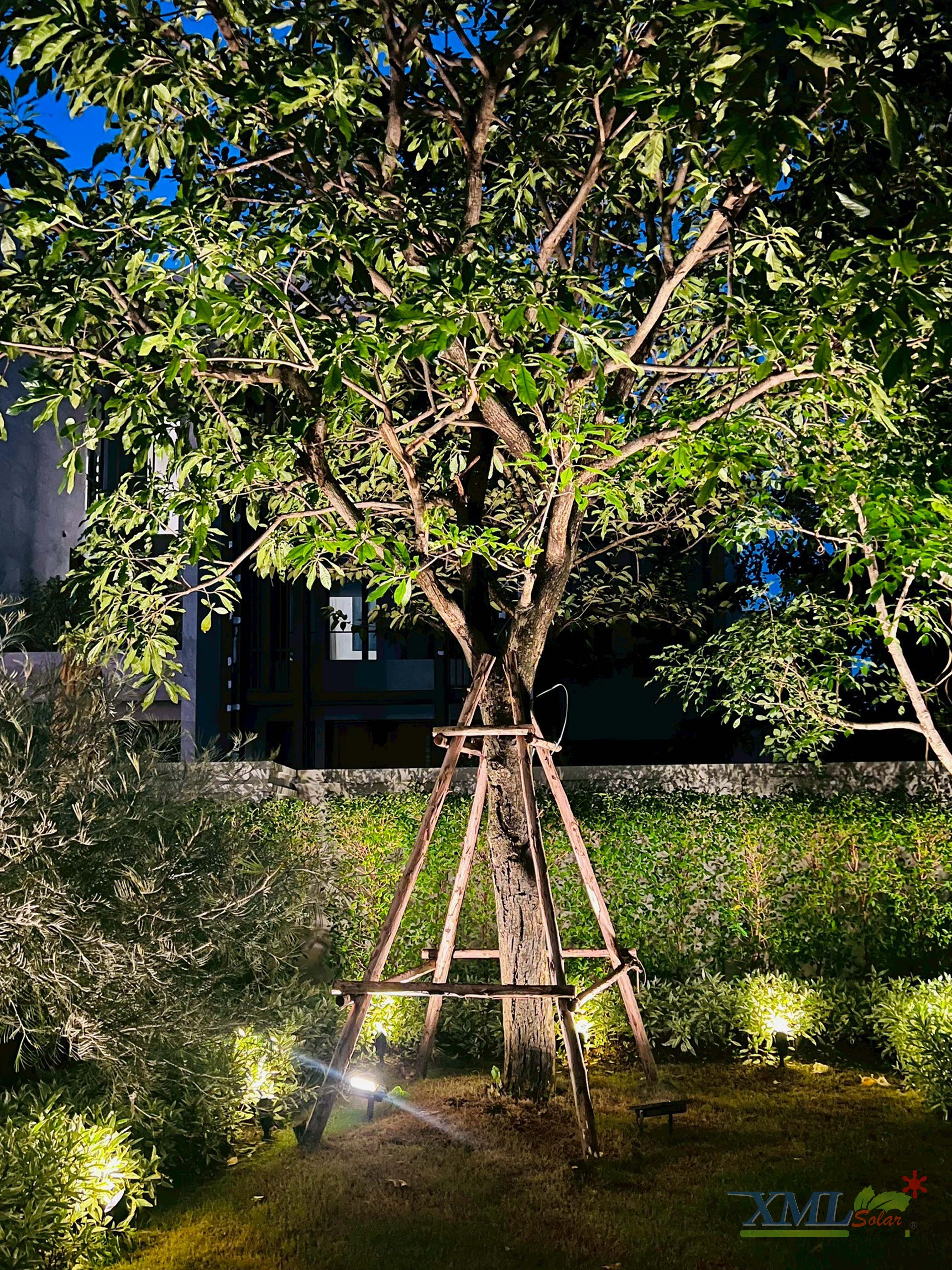 โคมไฟปักสนามโซล่าเซลล์ แพ็ค 4 ดวง รุ่น MD-SSL88 (แสง : เหลืองวอมไวท์)