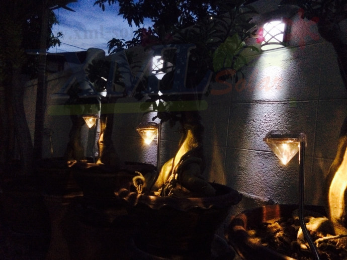 โคมไฟโซล่าเซลล์ ติดผนัง 6 LED ทรง ตาข่าย (เเสง : ขาว)
