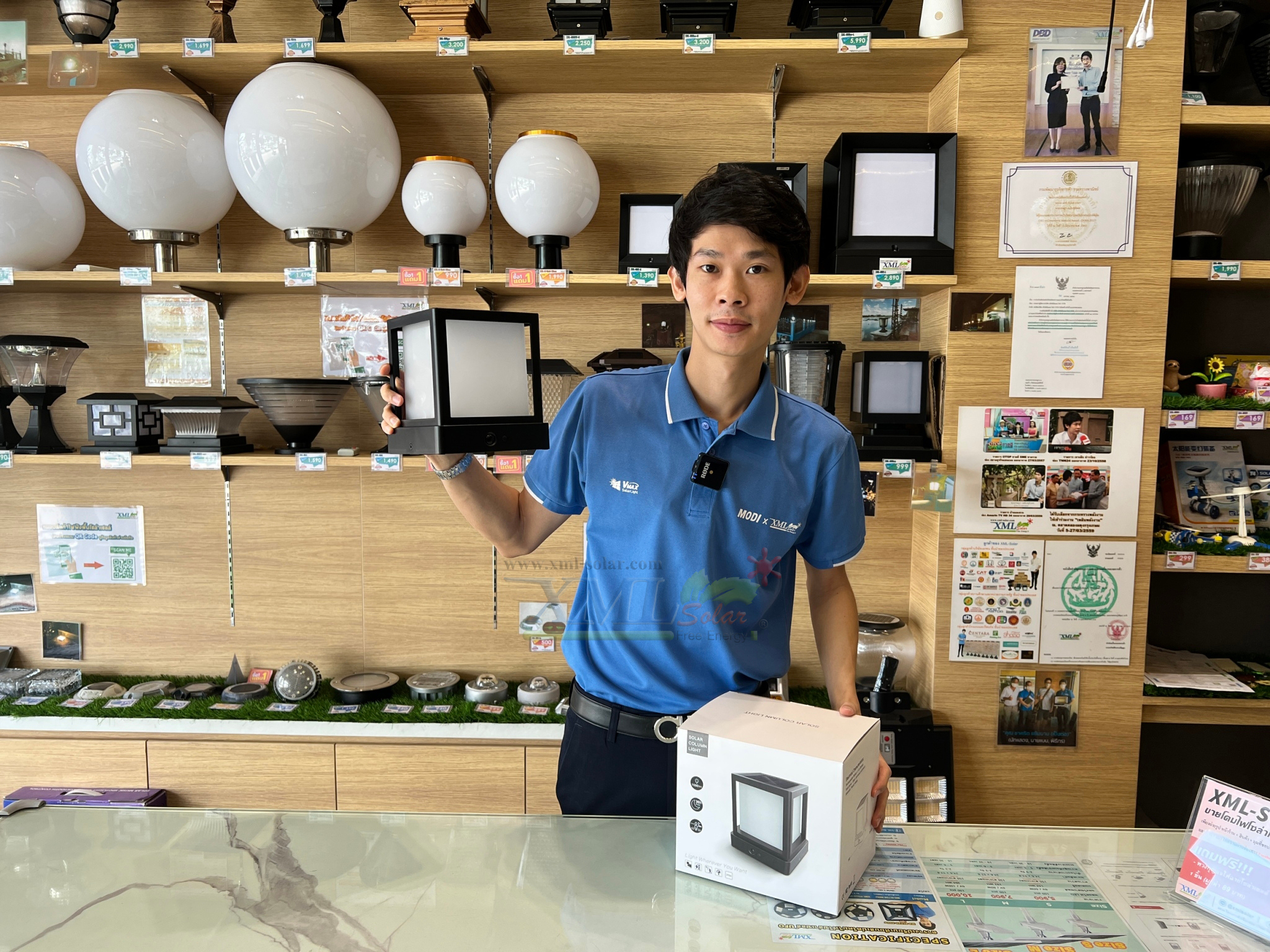 ไฟตั้งพื้นโซล่าเซลล์ ทรงลูกบาศก์ 1000 Lumen + Motion sensor (เเสง : เหลืองวอมไวท์)