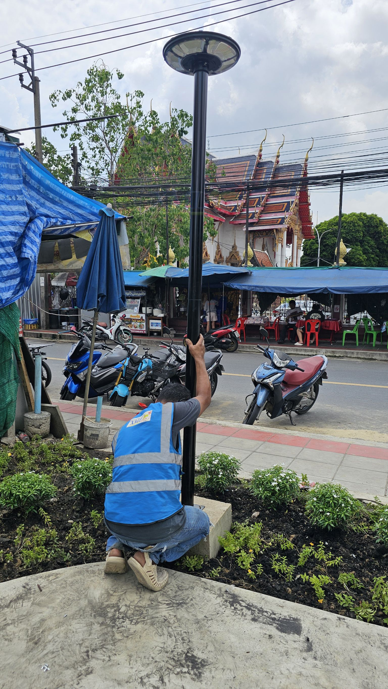 ชุดเสาพร้อมโคม SET A (โคมไฟโซล่าเซลล์ UFO SLT39-300W + เสาเหล็กดำสูง 2.82 เมตร)(เปิดได้ 3 แสง)