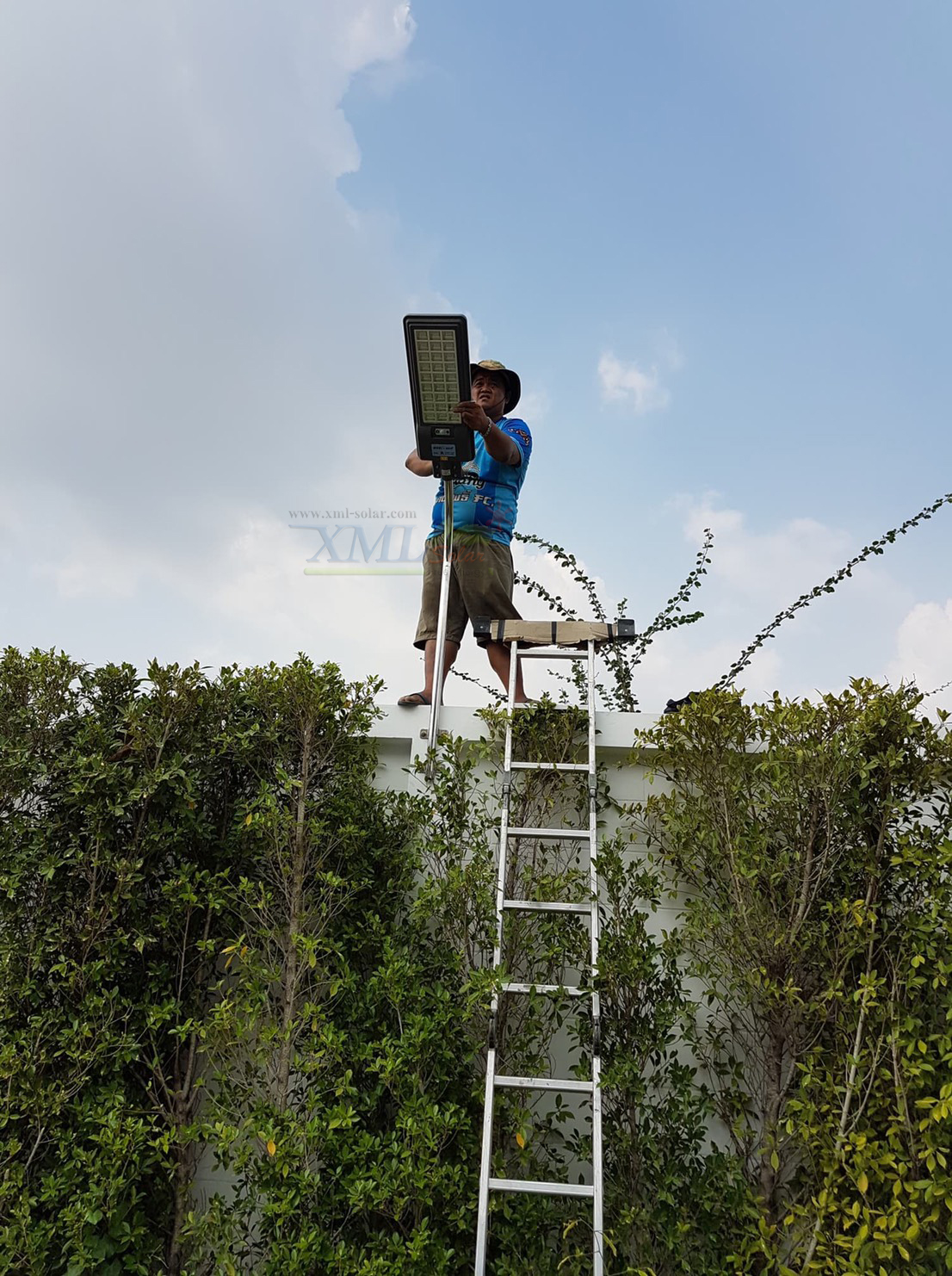 โคมไฟถนนโซล่าเซลล์ XML-Solar 300W (แสง : ขาว)(สว่างค้าง)