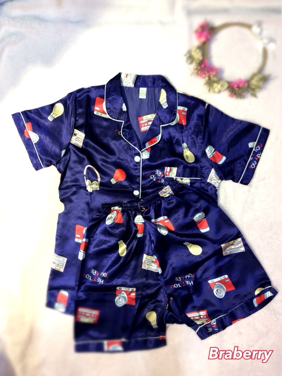 ชุดนอนผ้าซาตินแขนสั้น กางเกงขาสั้น เนื้อผ้าดีทิ้งตัวสวย หลับสบายตลอดคืน ราคาโปรโมชั่น ชุดละ 250 บาท