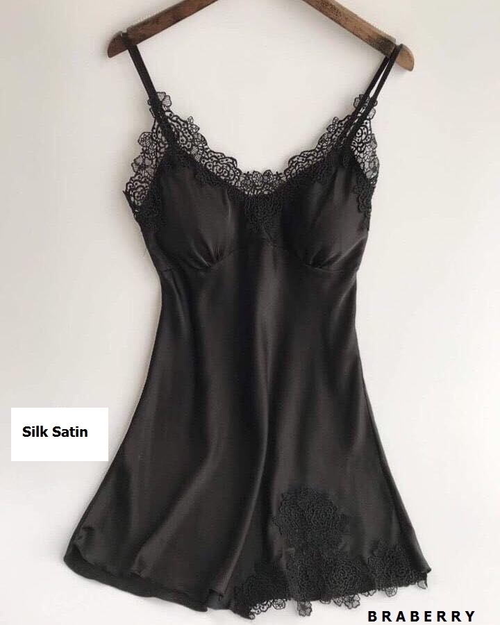 ชุดนอนสายเดี่ยวผ้าซิลค์ซาติน คอวีแต่งลูกไม้เนื้อนิ่มใส่สบายไม่คัน มีฟองน้ำถอดออกได้ มี 4 สี ดำ เทา แดง เนื้อ ราคาส่ง 3 ชิ้น คละแบบได้ชุดละ 350 บาท