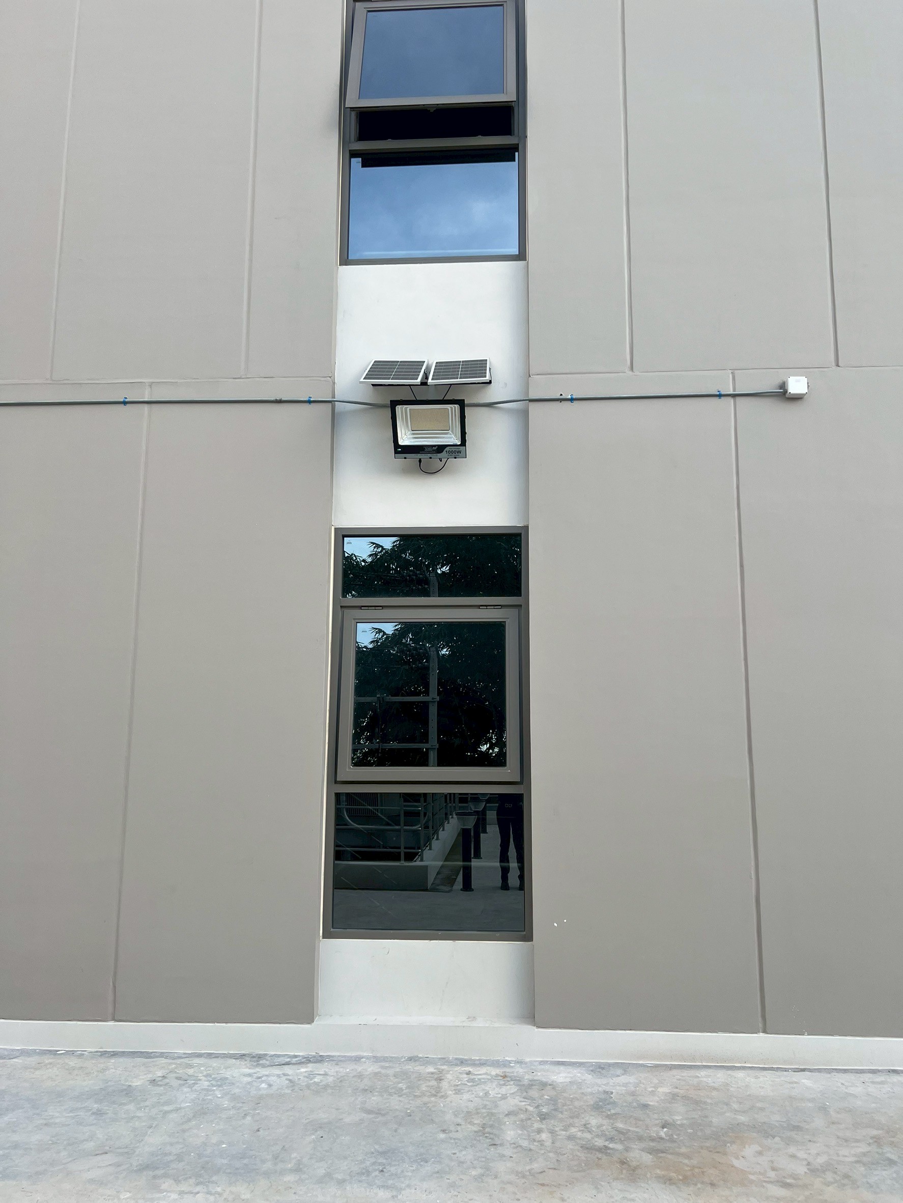 ไฟสปอตไลท์โซล่าเซลล์ 1000 Watt กล่องสีน้ำตาล (เปิดได้ 3 แสง)