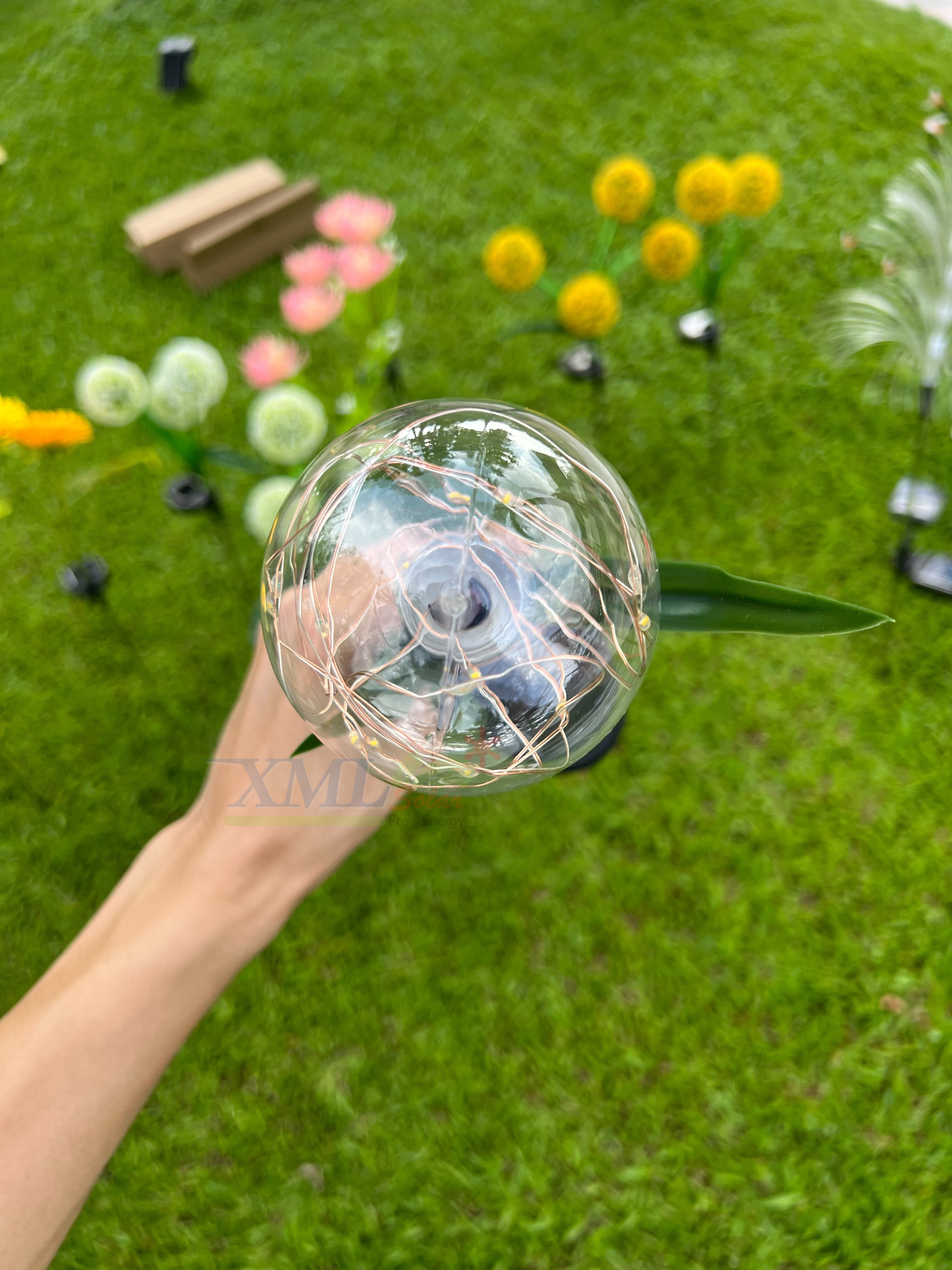 ไฟปักสนามโซล่าเซลล์ ทรงบอลกลม (แสง : เหลืองวอมไวท์)(1 แถม 1)