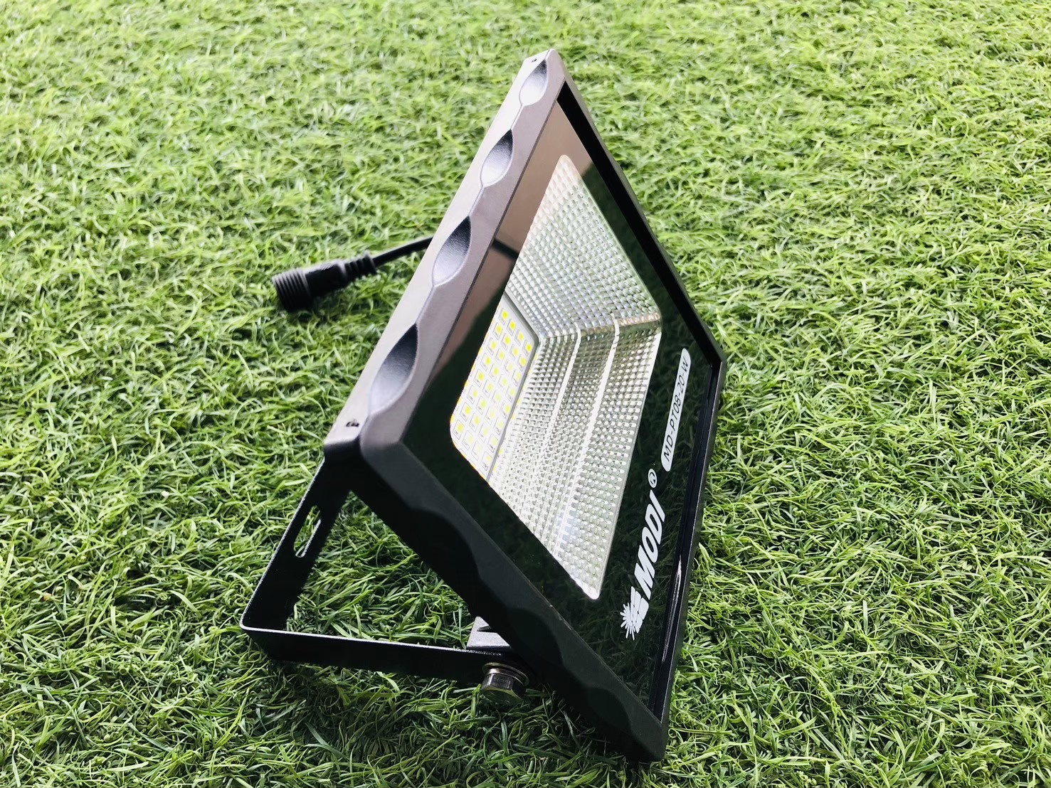 ไฟสปอตไลท์โซล่าเซลล์ 20 W รุ่น MD-PT08 (เเสง : เหลืองวอมไวท์)