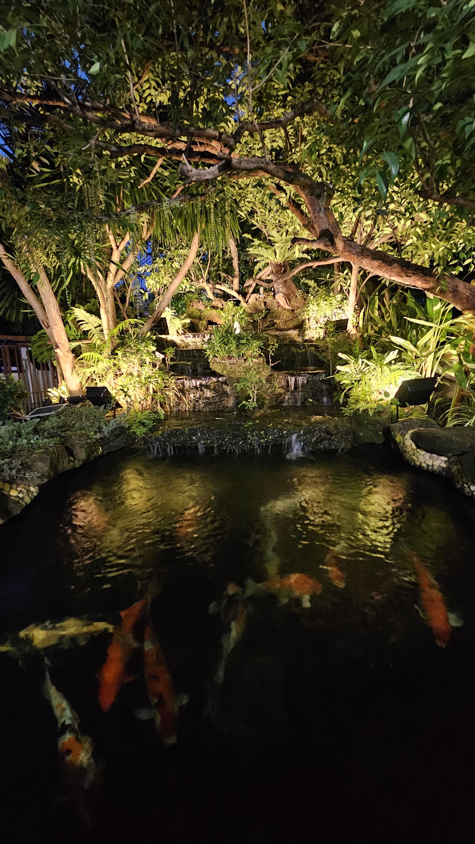 ไฟสปอตไลท์โซล่าเซลล์ 200 Watt กล่องสีน้ำตาล (เปิดได้ 3 แสง)