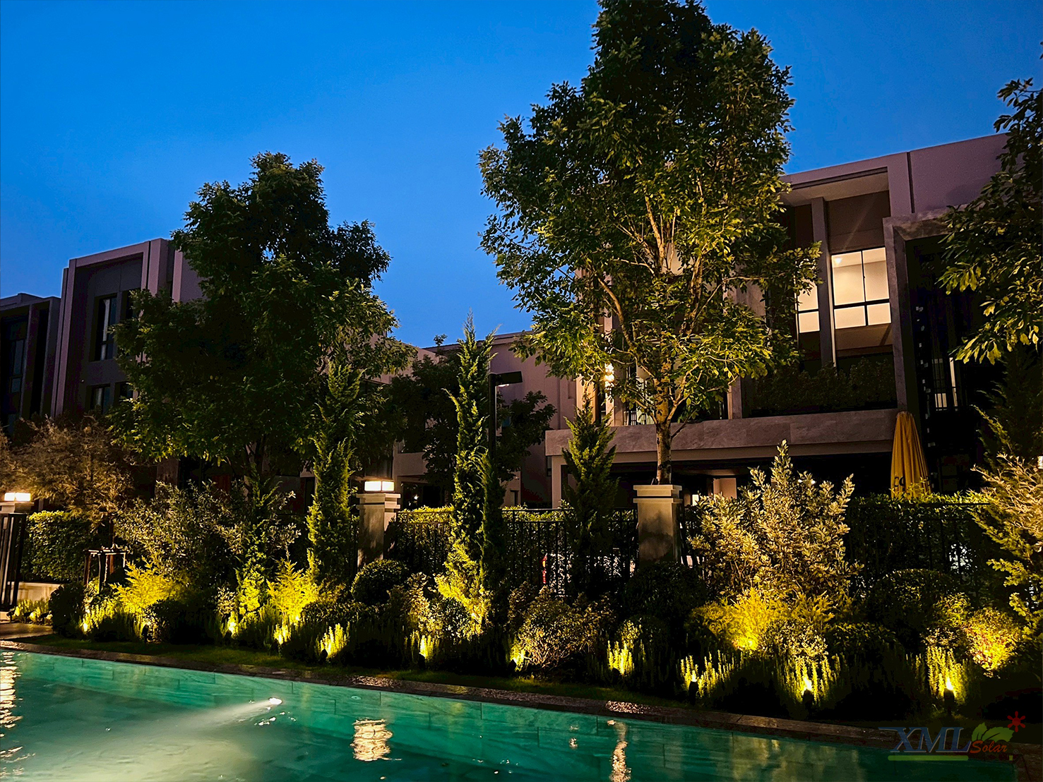 โคมไฟปักสนามโซล่าเซลล์ แพ็ค 4 ดวง รุ่น MD-SSL88 (แสง : เหลืองวอมไวท์)