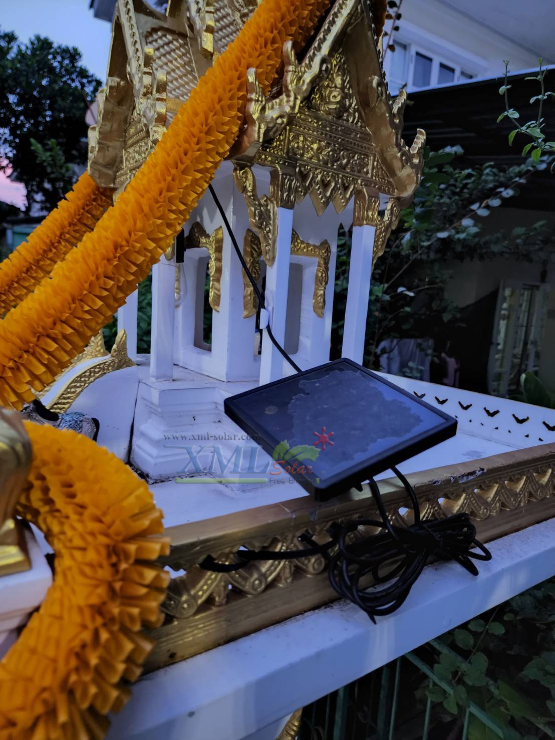 โคมไฟโซล่าเซลล์ ติดเพดาน รุ่นตาข่ายดำ Loft style (แสง เหลืองวอมไวท์)