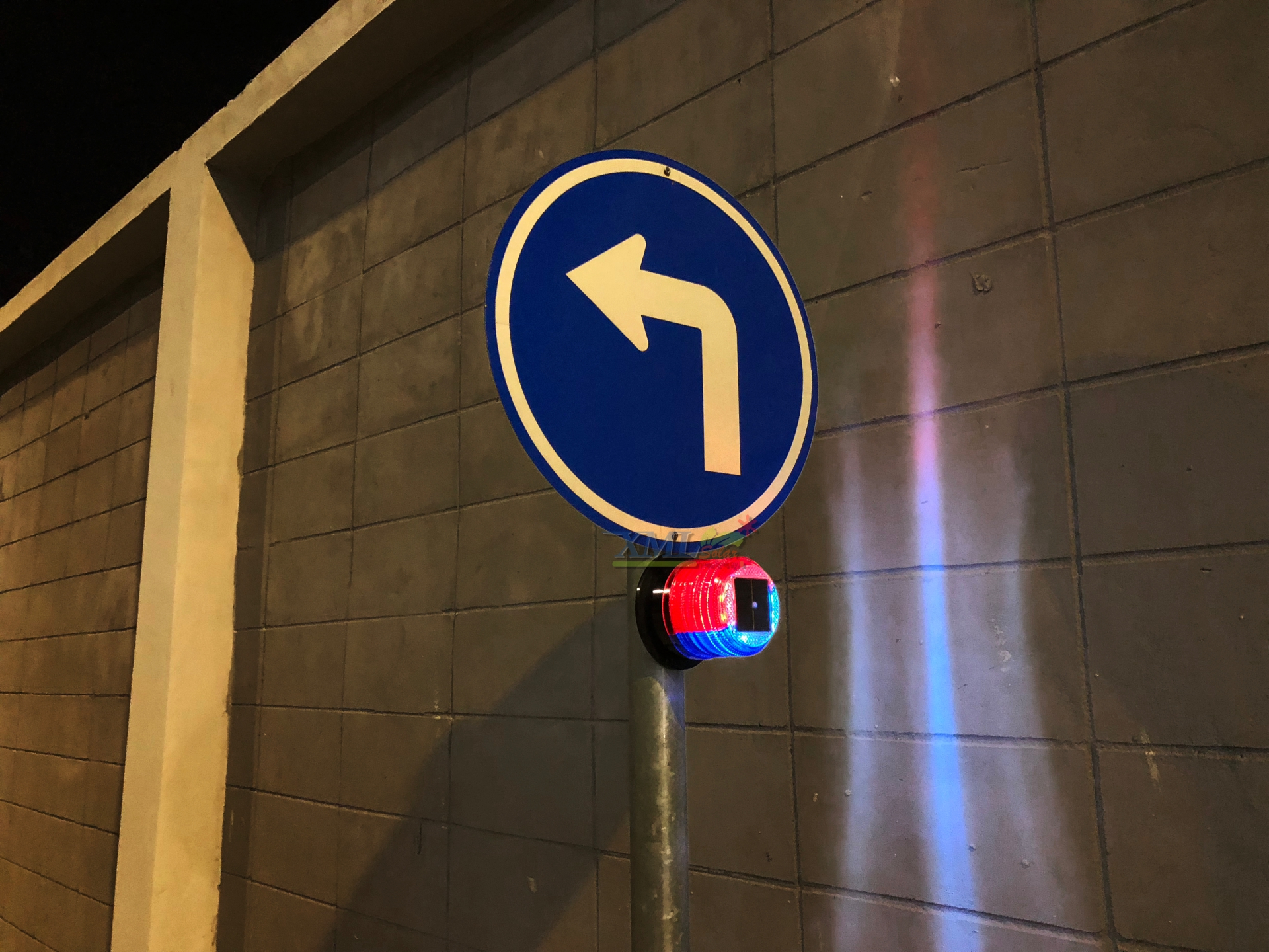 ไฟเตือนฉุกเฉินโซล่าเซลล์ + ฐานเเม่เหล็กในตัว (เเสง : สีเเดง+สีน้ำเงิน)