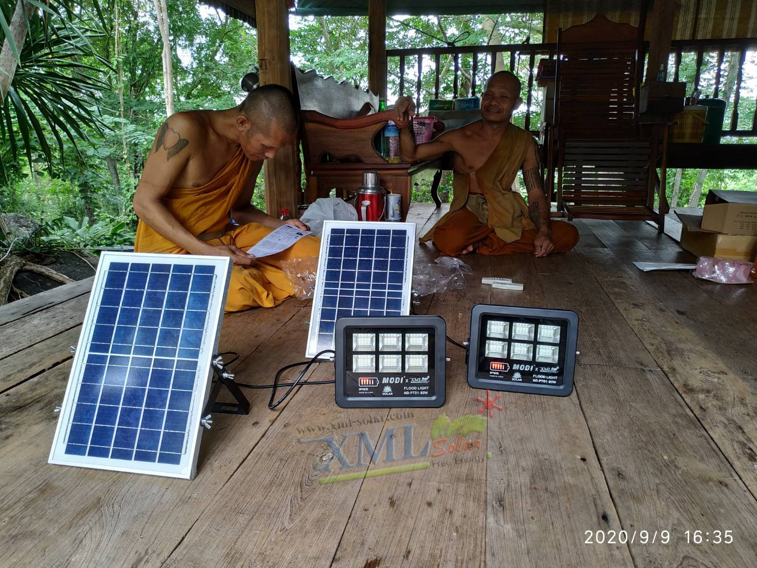 ไฟสปอตไลท์โซล่าเซลล์ 80 W. รุ่น Modi x XML (เเสง : ขาว) (1 เเถม 1)