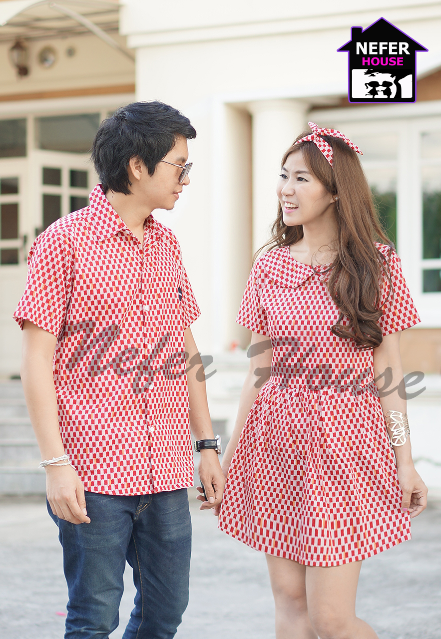 เสื้อคู่รักสีแดงสลับสีขาวสีสวยใส่แล้วดูสดใสมากค่ะ