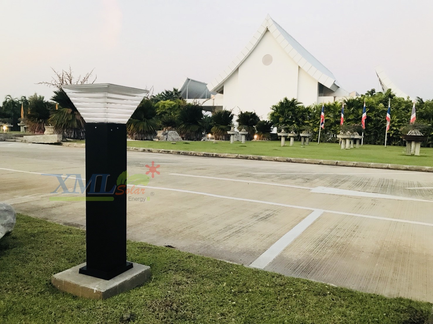 ไฟตั้งพื้นโซล่าเซลล์ ทรง พีระมิด สีดำ โคมใส (80 cm) (แสง : ขาว + เหลืองวอมไวท์)