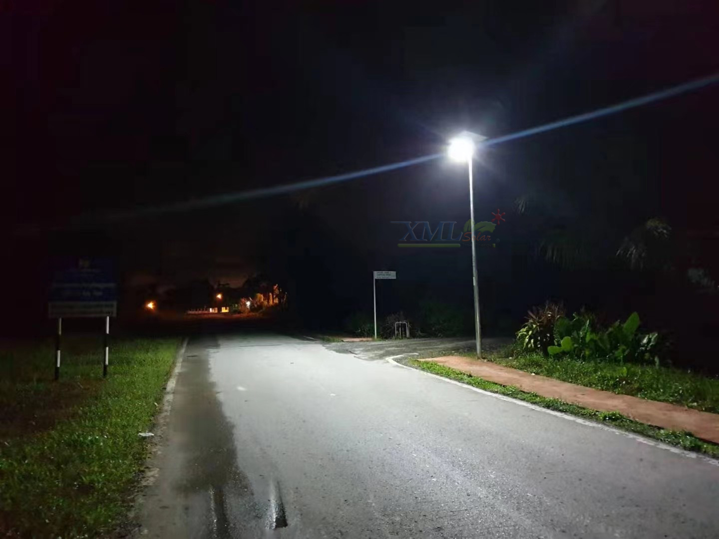 โคมไฟถนนโซล่าเซลล์อัจฉริยะ (รุ่น 9,000Lumens + แผง 100 W) (แสง : ขาว)