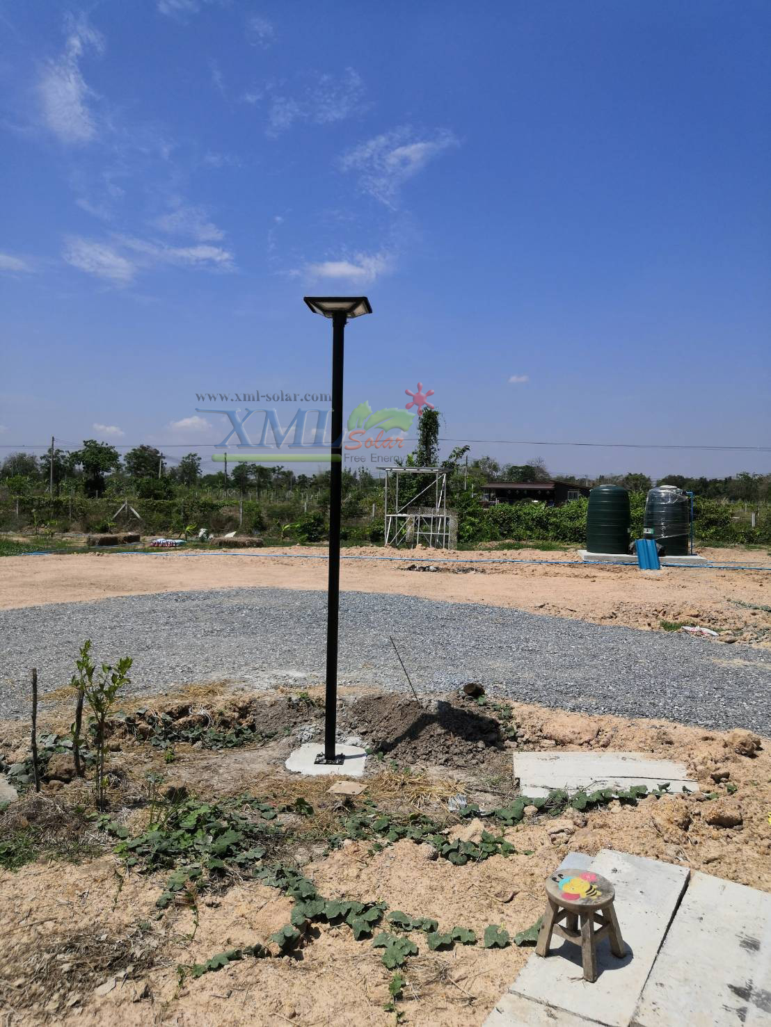 ชุดเสาพร้อมโคม SET B (โคมไฟโซล่าเซลล์ UFO SLT28-300W + เสาเหล็กดำสูง 2.82 เมตร)(แสงขาว)