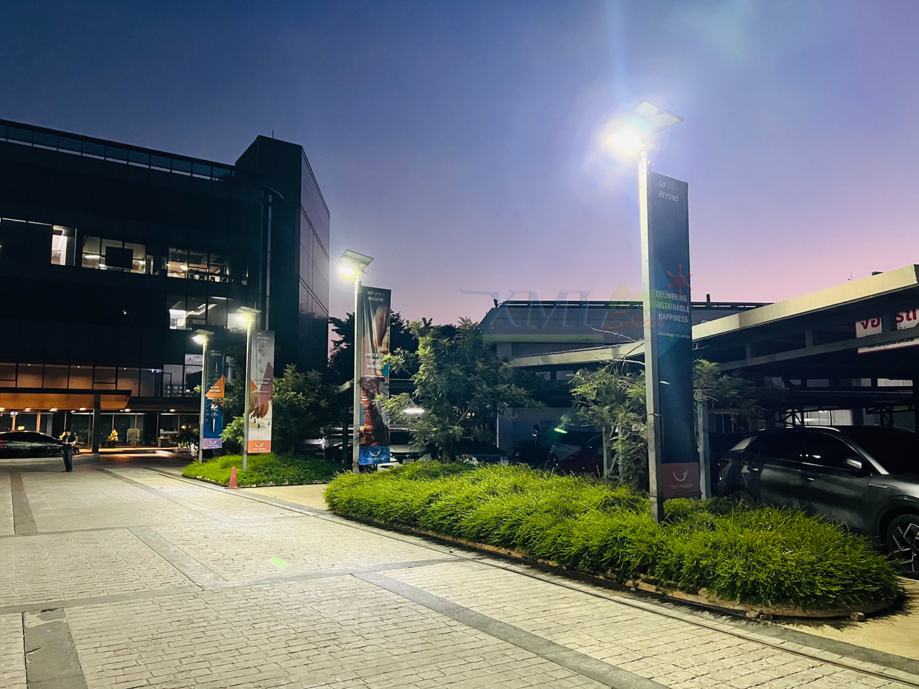 โคมไฟถนนโซล่าเซลล์อัจฉริยะ (รุ่น 6,300Lumens + แผง 80 W) (แสง : ขาว)