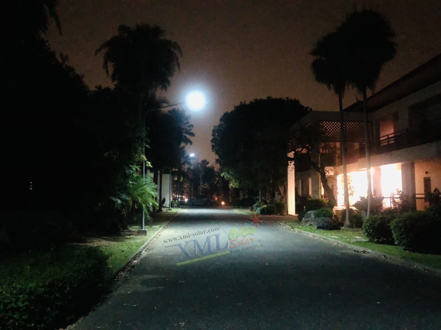 โคมไฟถนนโซล่าเซลล์ XML-Solar 300W (แสง : ขาว)(สว่างค้าง)