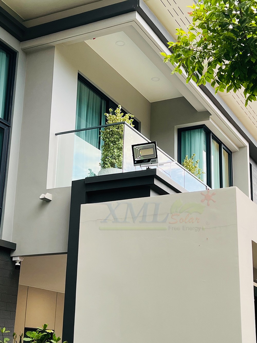 ไฟสปอตไลท์โซล่าเซลล์ 200 Watt กล่องสีน้ำตาล (เปิดได้ 3 แสง)