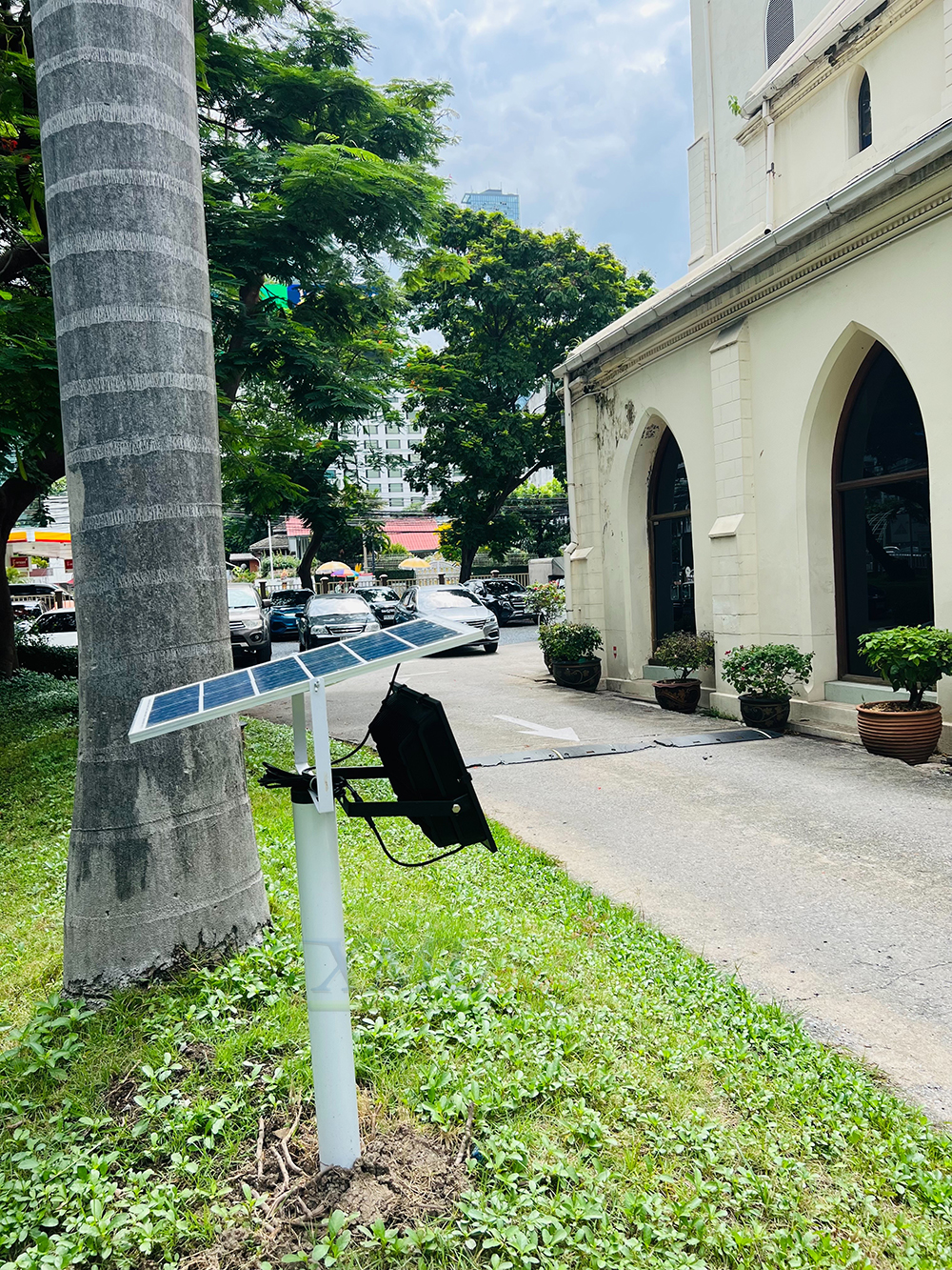 ไฟสปอตไลท์โซล่าเซลล์ 200 Watt กล่องสีน้ำตาล (เปิดได้ 3 แสง)