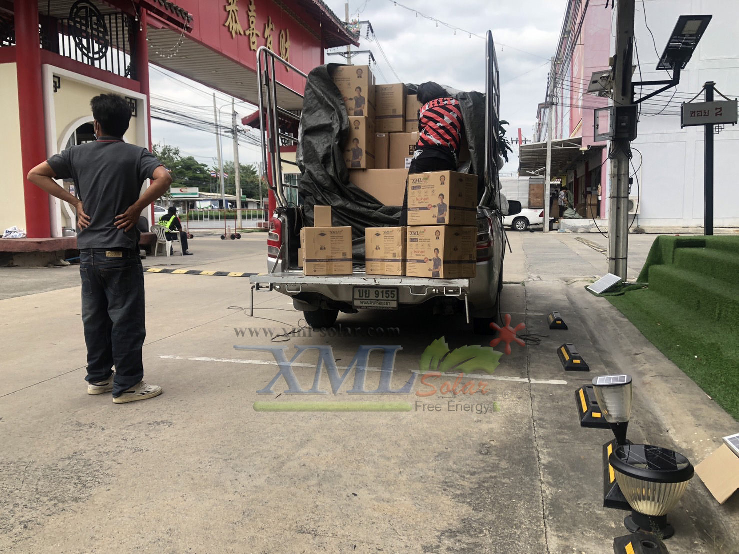 โคมไฟหัวเสาโซล่าเซลล์ ทรงกลมฐานสเเตนเลส (30 ซม.) + Remote (เปิดได้ 3 แสง)+AC