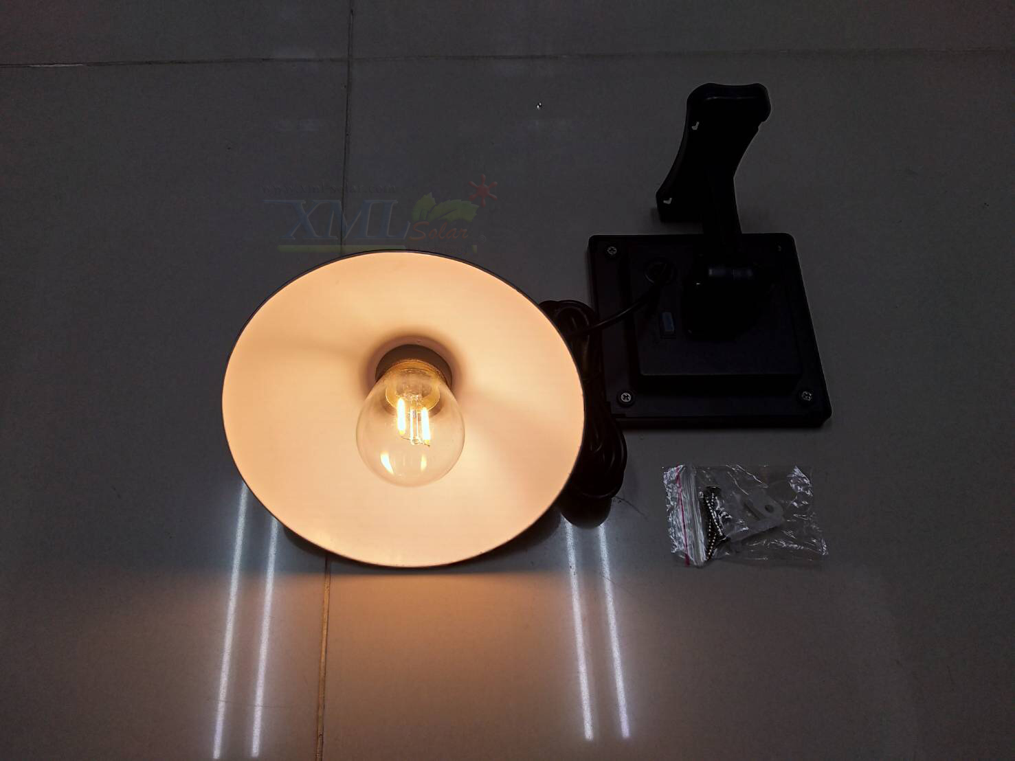โคมไฟโซล่าเซลล์ ติดเพดาน รุ่นโคมวินเทจ สีดำ (แสง เหลืองวอมไวท์)
