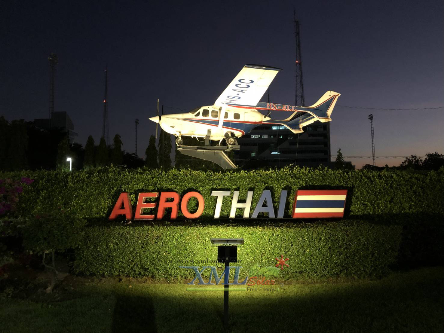 ไฟสปอตไลท์โซล่าเซลล์ 50 Watt กล่องสีน้ำตาล (เปิดได้ 3 แสง)