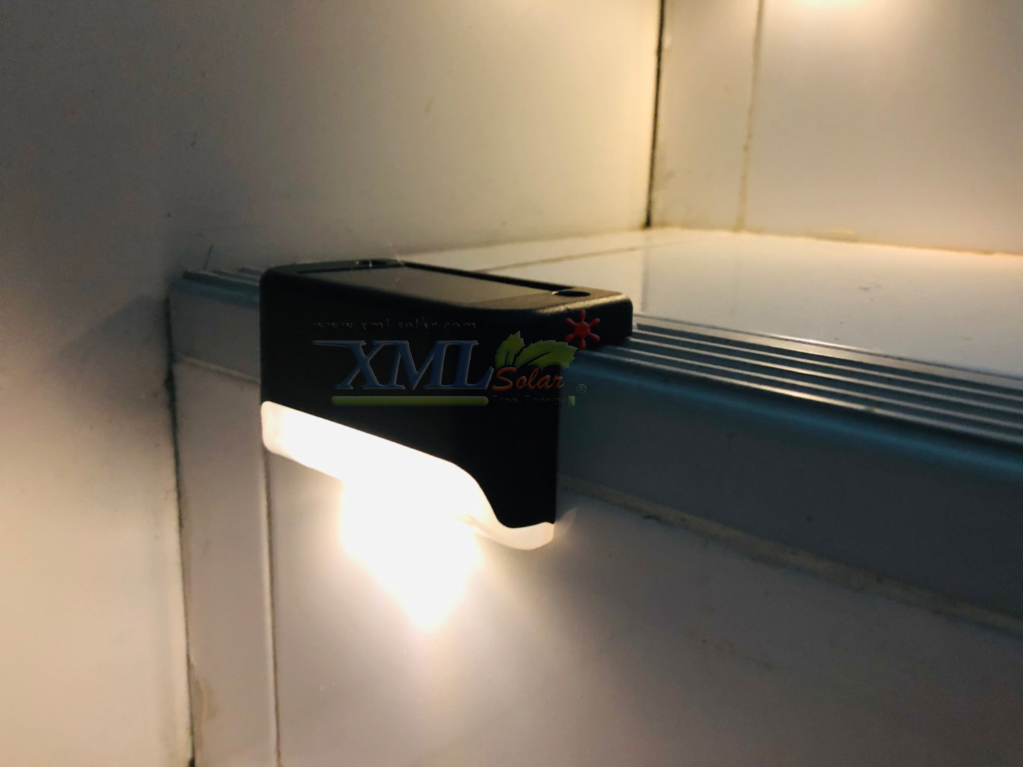 ไฟโซล่าเซลล์ติดบันได 1 LED (สีดำ) (แสง : เหลืองวอมไวท์) (ซื้อ 1 เเถม 7)