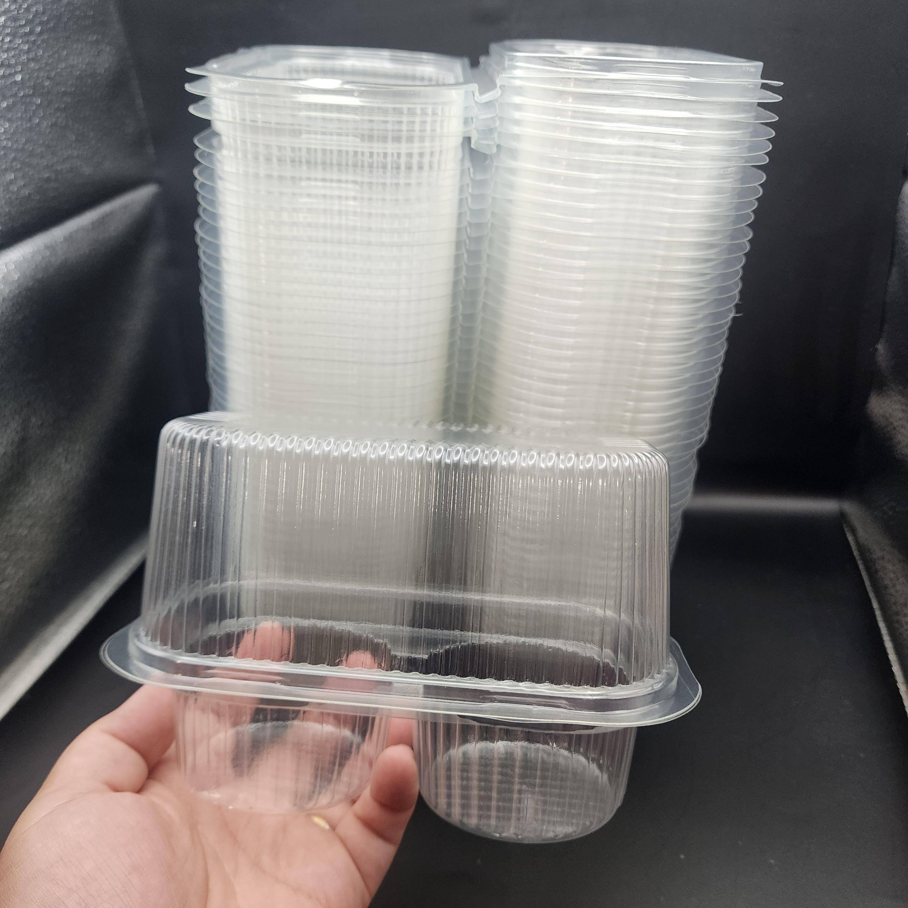 กล่อง คัพเค้ก 2หลุม สูง พลาสติกฝาครอบ แพ็คละ50ใบ กล่องใส่คัพเค้ก ขนาดหลุมก้น5.5ซม สุงวัดรวมฐาน 10.5ซม จ้า ฝาล็อคได้นะจ้า พลาสติกไม่แข็งมาก