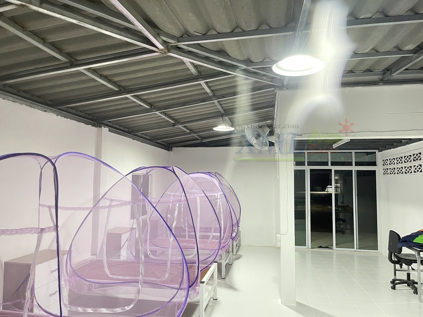 โคมไฟโซล่าเซลล์ ทรง Highbay รุ่นใหญ่ 300W. แบรนด์ Modi * XML-Solar (แสง : ขาว)