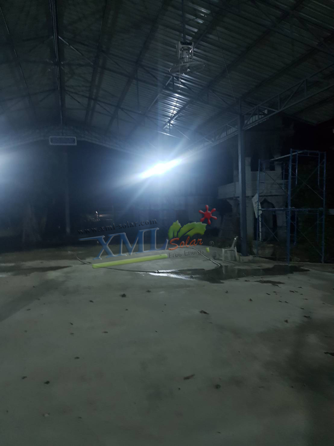 ไฟสปอตไลท์โซล่าเซลล์ 400 W. รุ่น Modi x XML ไซต์ใหญ่ (เเสง : ขาว)