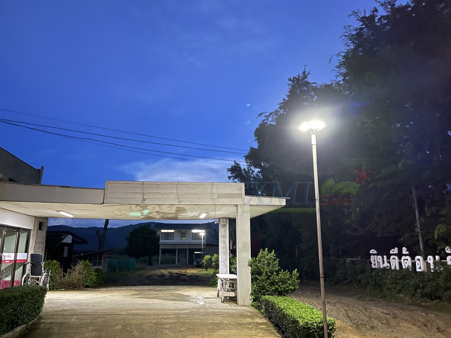 ชุดเสาพร้อมโคม SET B (โคมไฟโซล่าเซลล์ UFO SLT28-300W + เสาเหล็กดำสูง 2.82 เมตร)(แสงขาว)