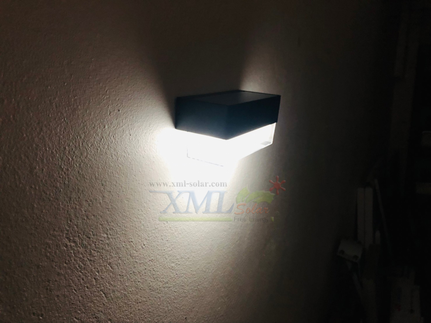 โคมไฟโซล่าเซลล์ ติดผนัง สไตล์มินิมอล รุ่น ทรงผืนผ้า (เปิดได้ 2 แสง)